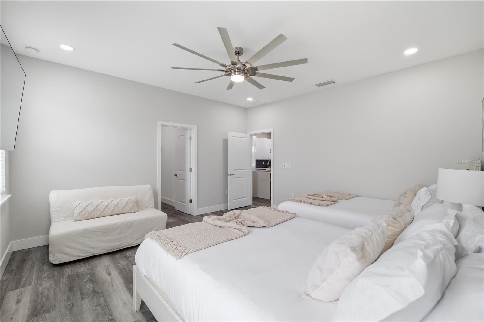 Listing photo id 32 for 7505 Rome Avenue