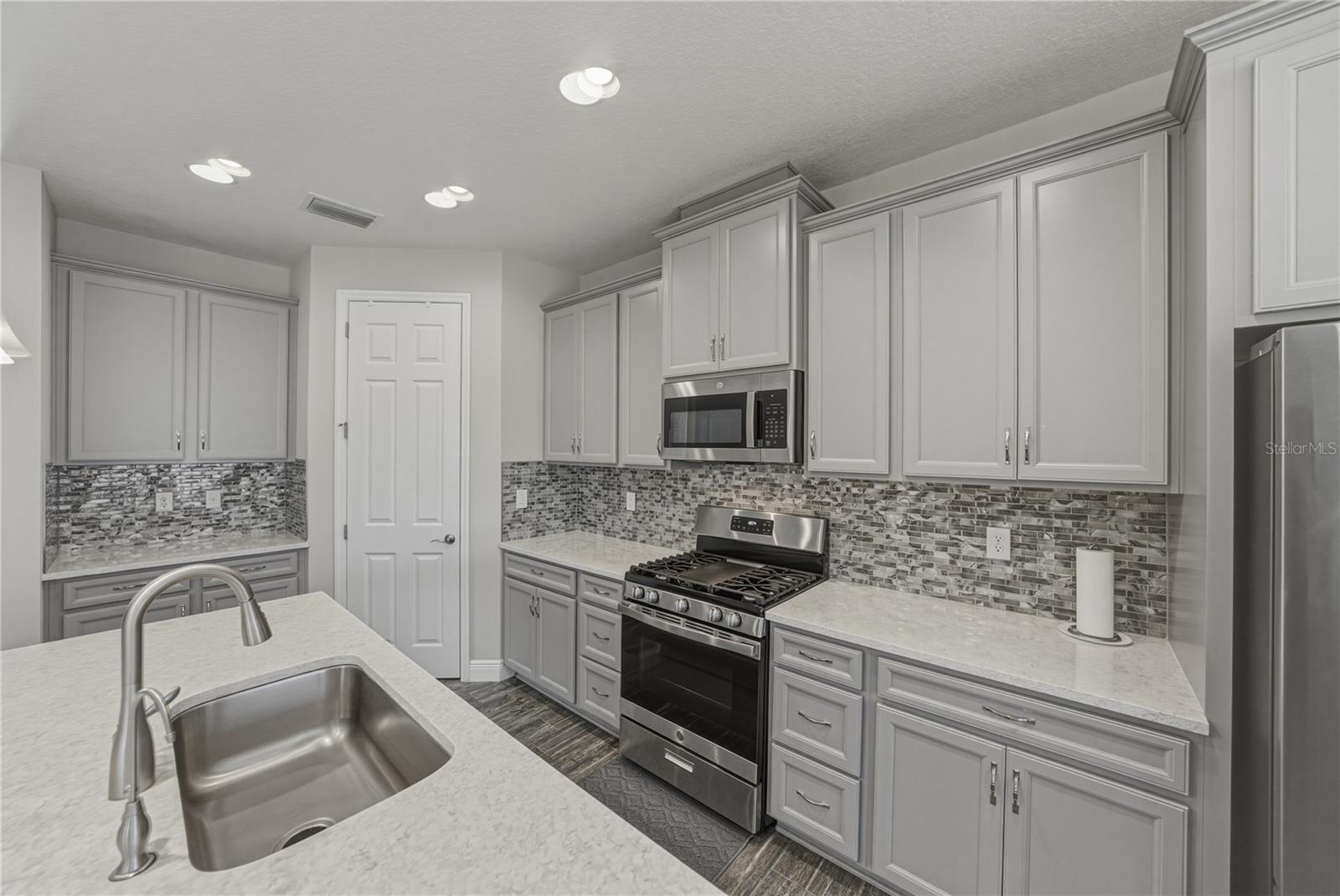Image 22 of 94 For 14633 Red Castle Avenue