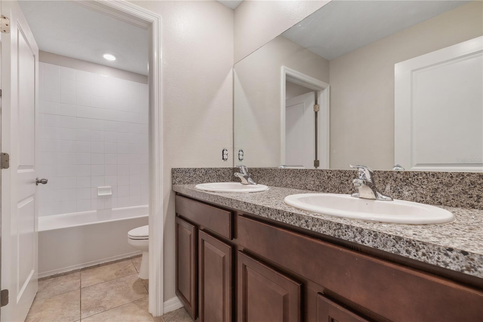 Listing photo id 11 for 7407 Rosy Periwinkle Court