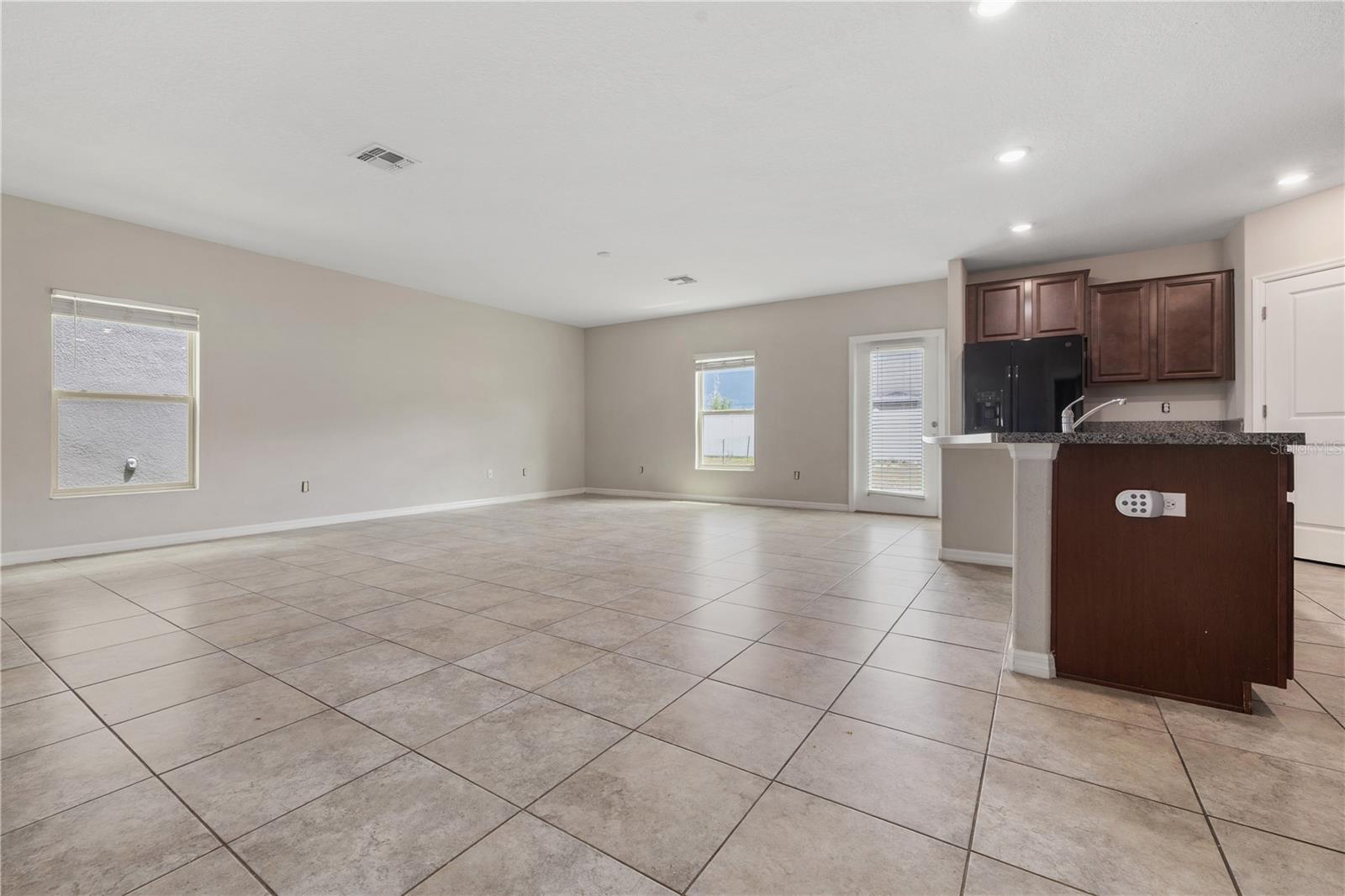 Listing photo id 2 for 7407 Rosy Periwinkle Court