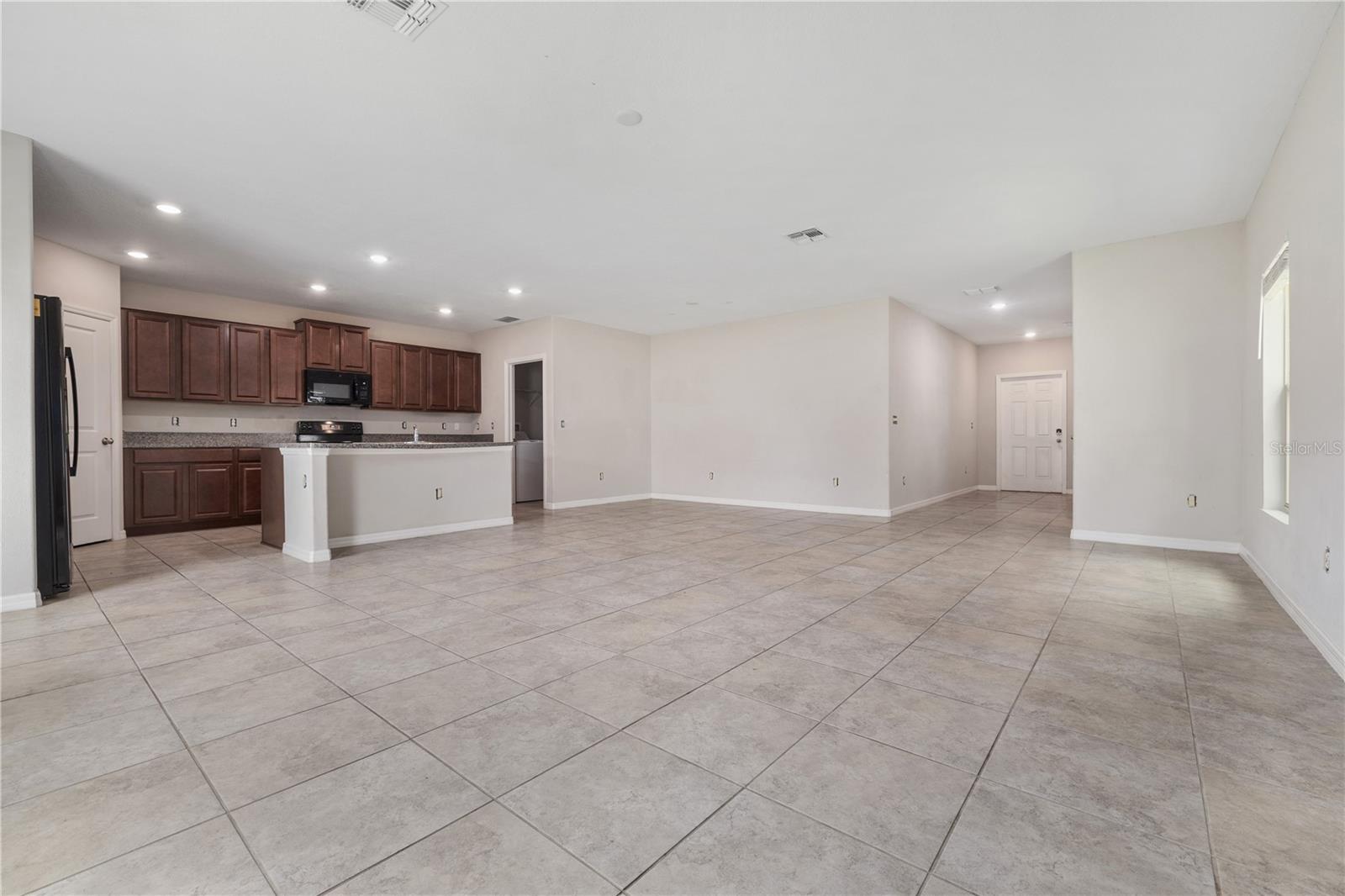 Listing photo id 3 for 7407 Rosy Periwinkle Court