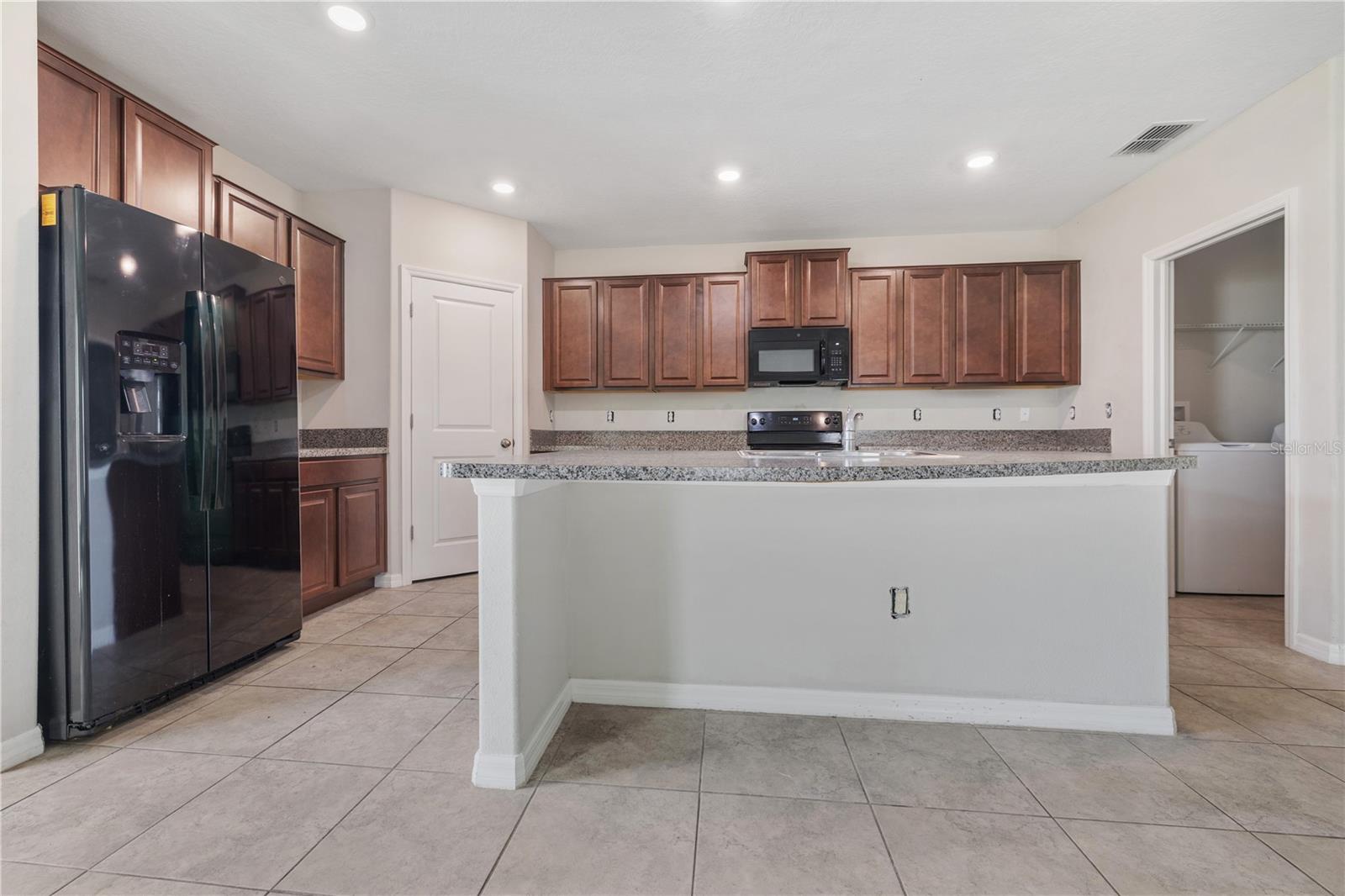Listing photo id 4 for 7407 Rosy Periwinkle Court