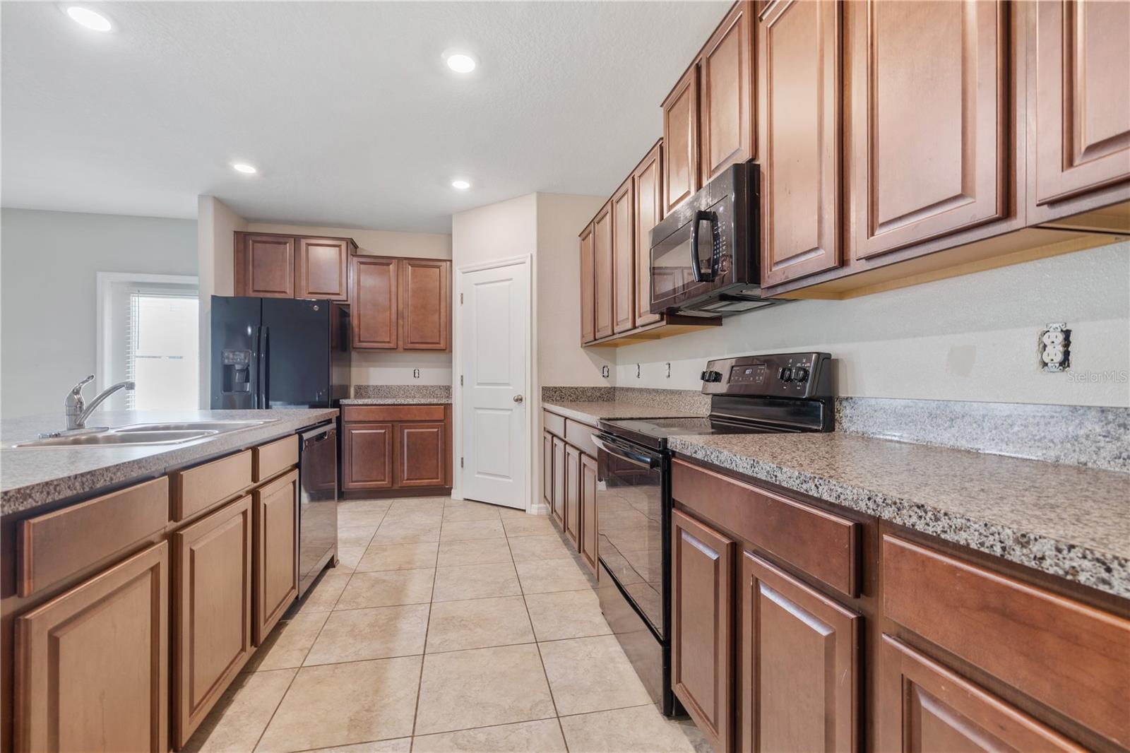 Listing photo id 5 for 7407 Rosy Periwinkle Court