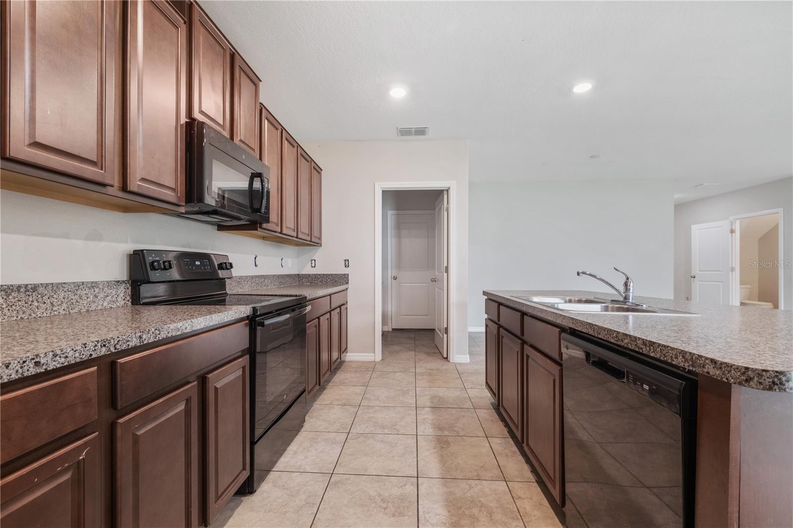 Listing photo id 7 for 7407 Rosy Periwinkle Court