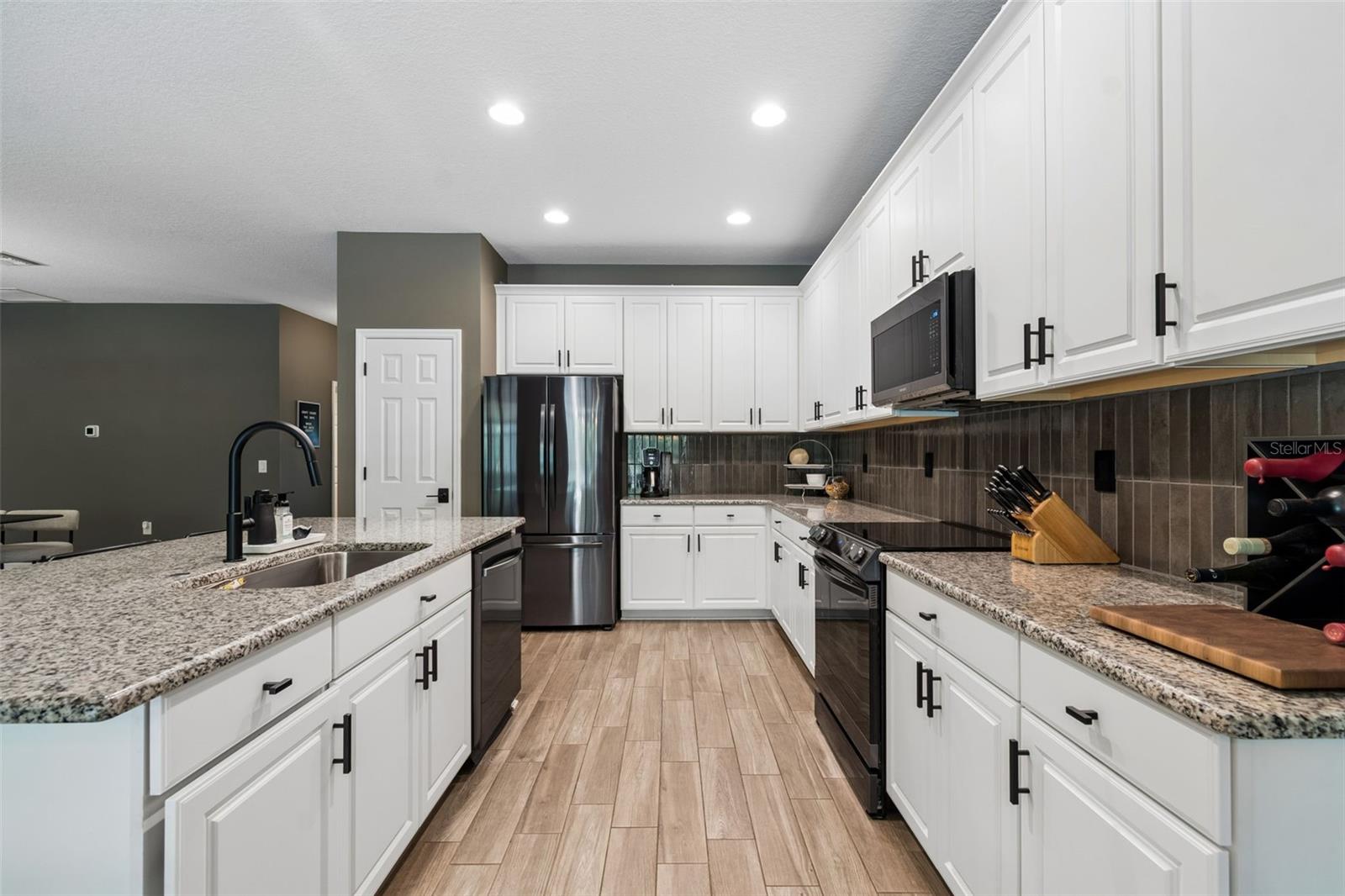 Listing photo id 20 for 18078 Romanesque Court