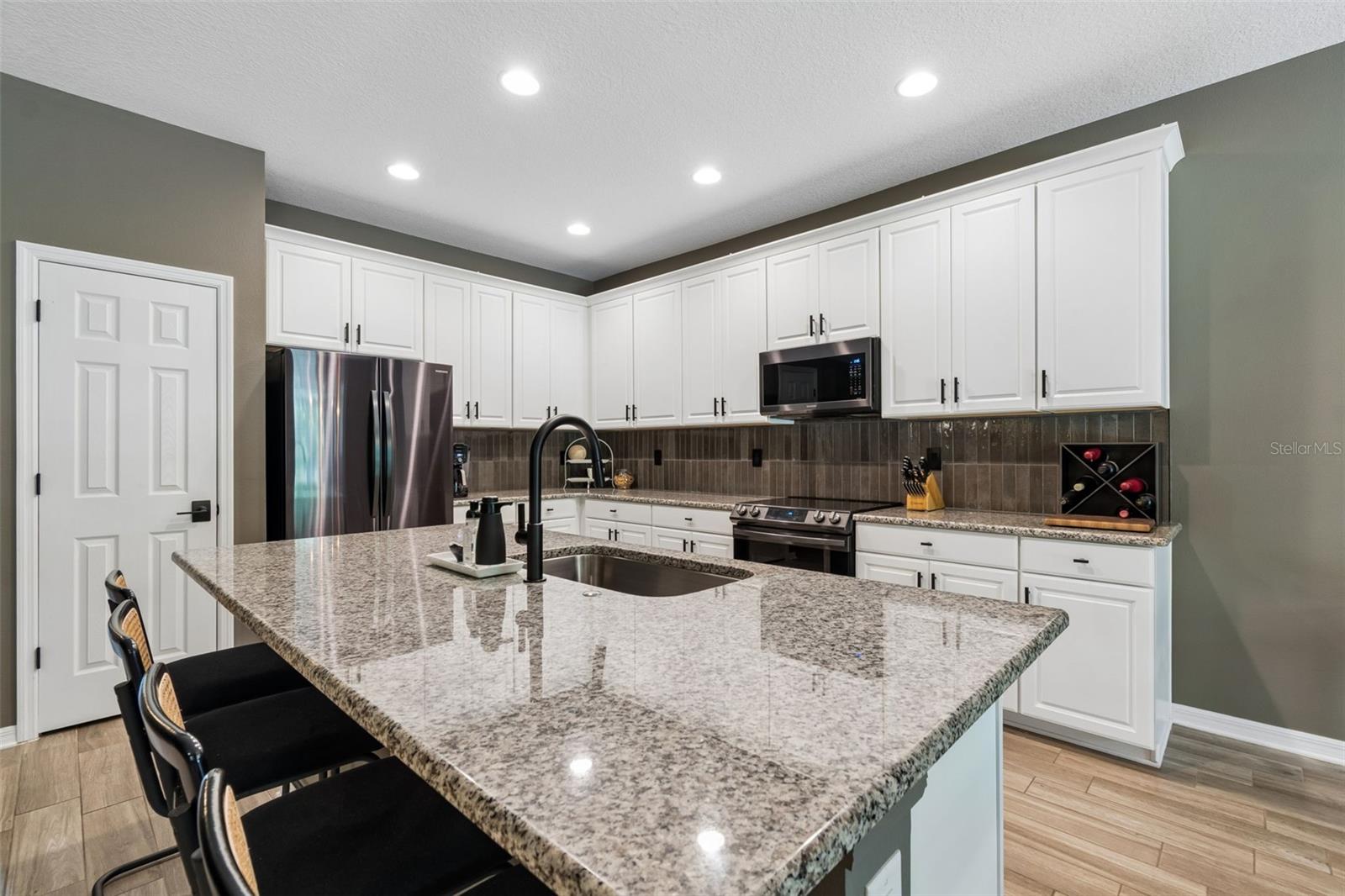 Listing photo id 21 for 18078 Romanesque Court