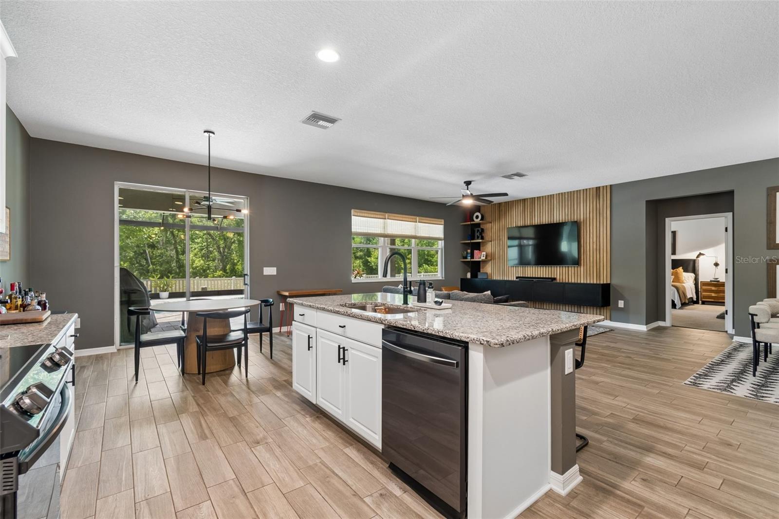 Listing photo id 23 for 18078 Romanesque Court