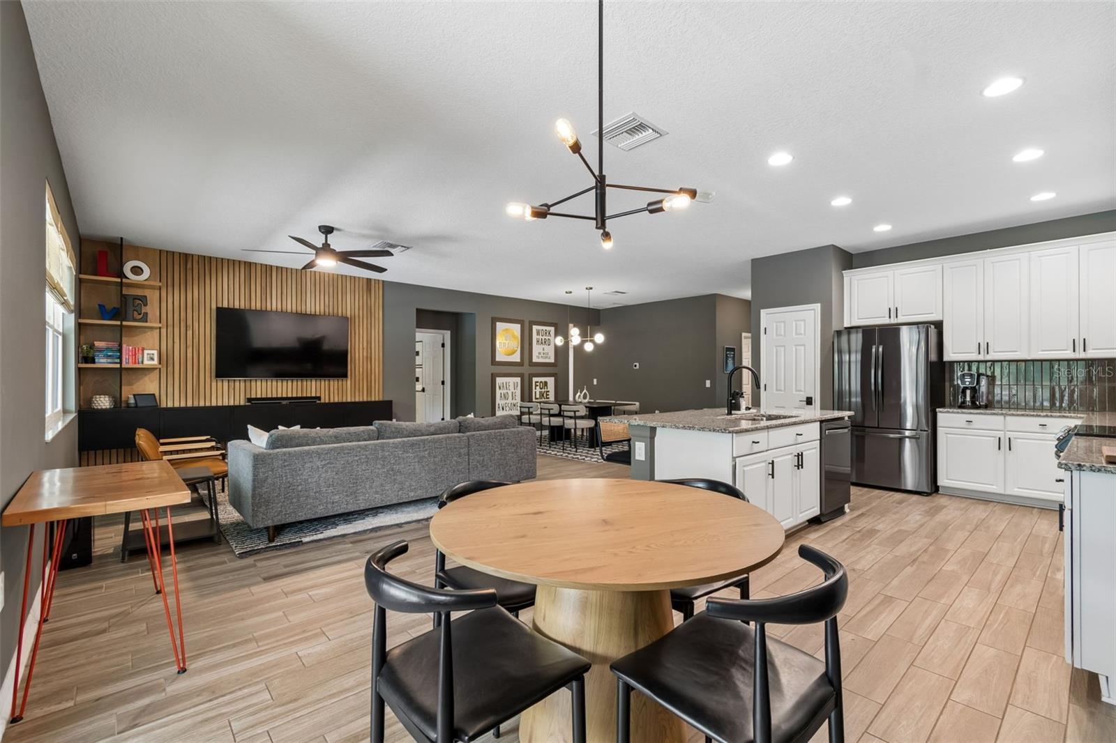 Listing photo id 25 for 18078 Romanesque Court