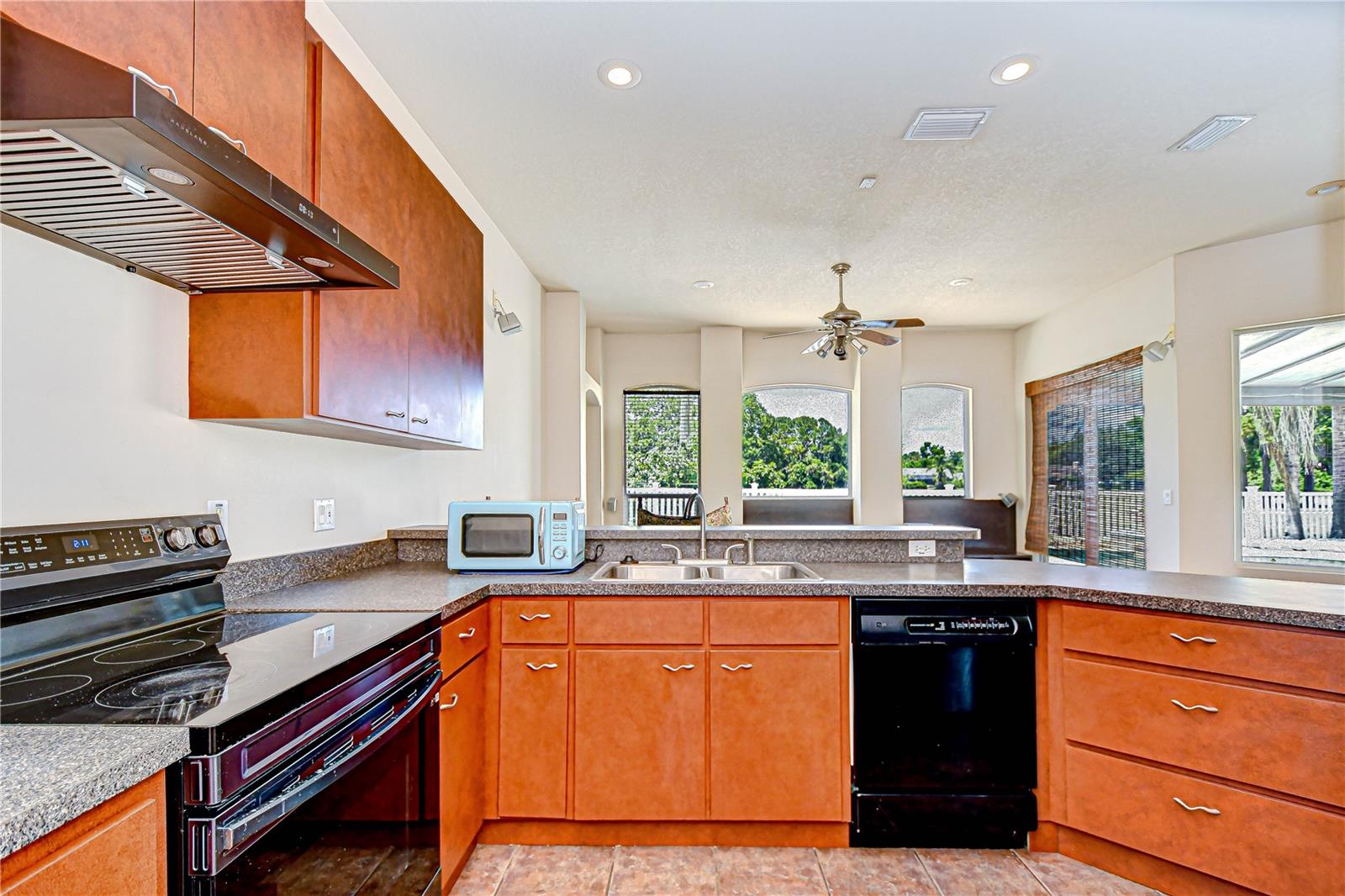 Listing photo id 9 for 4505 Bloomsbury Court