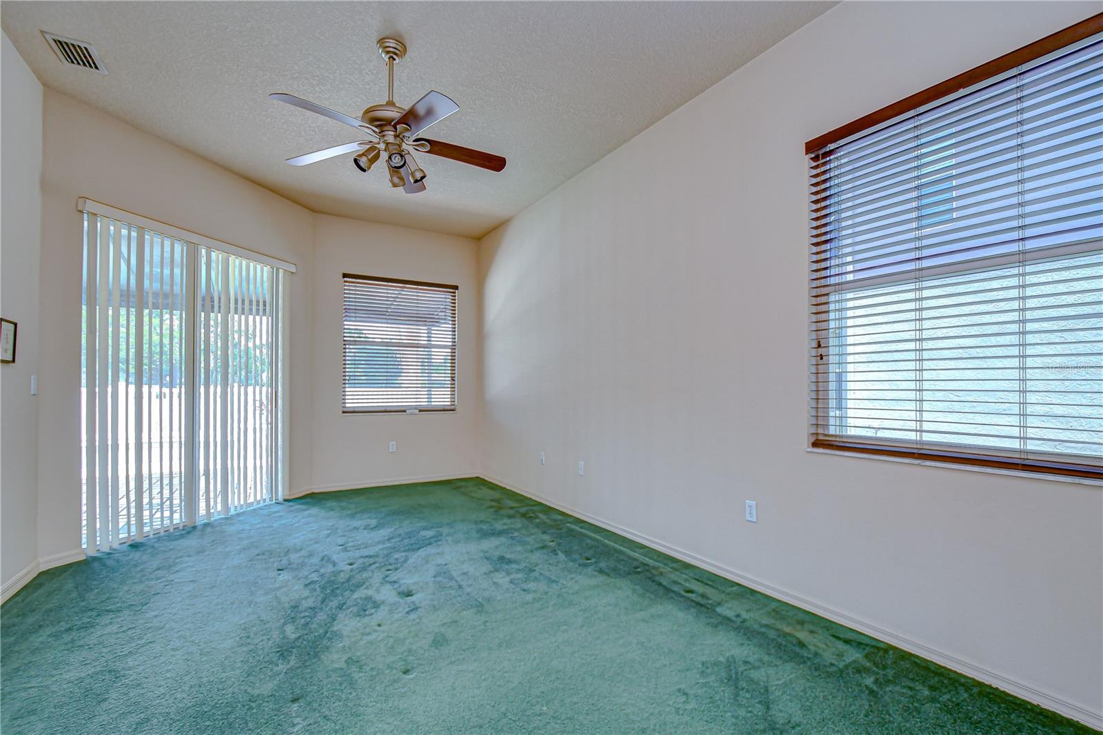 Listing photo id 15 for 4505 Bloomsbury Court