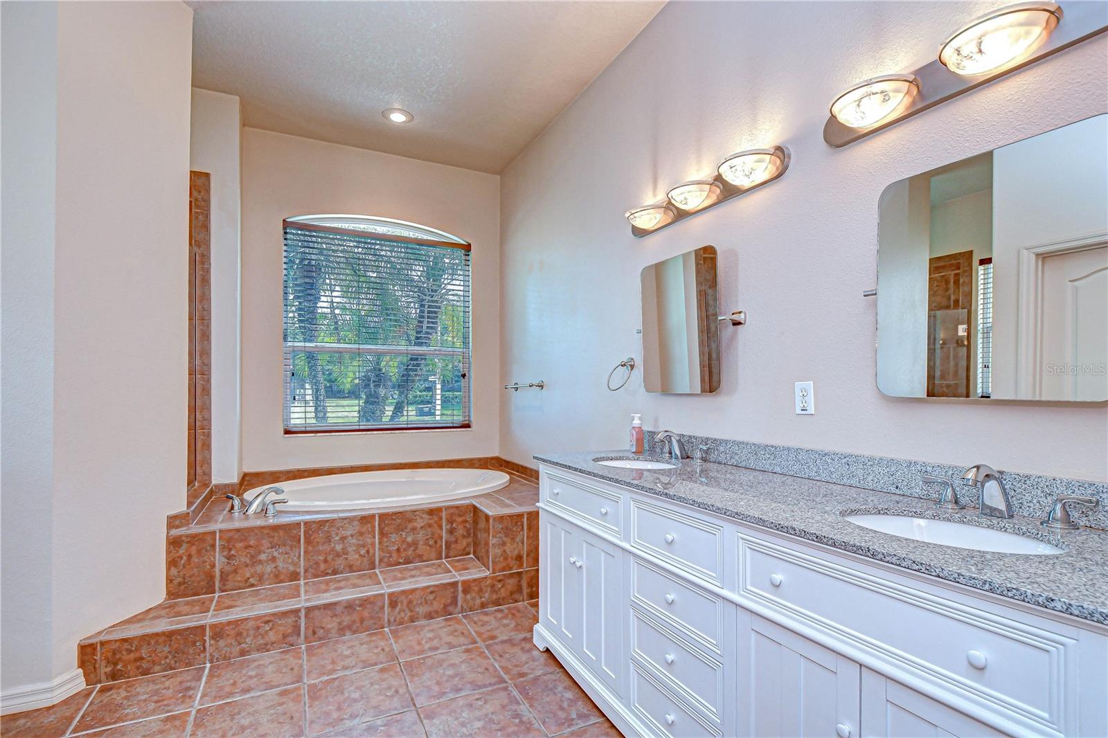 Listing photo id 17 for 4505 Bloomsbury Court