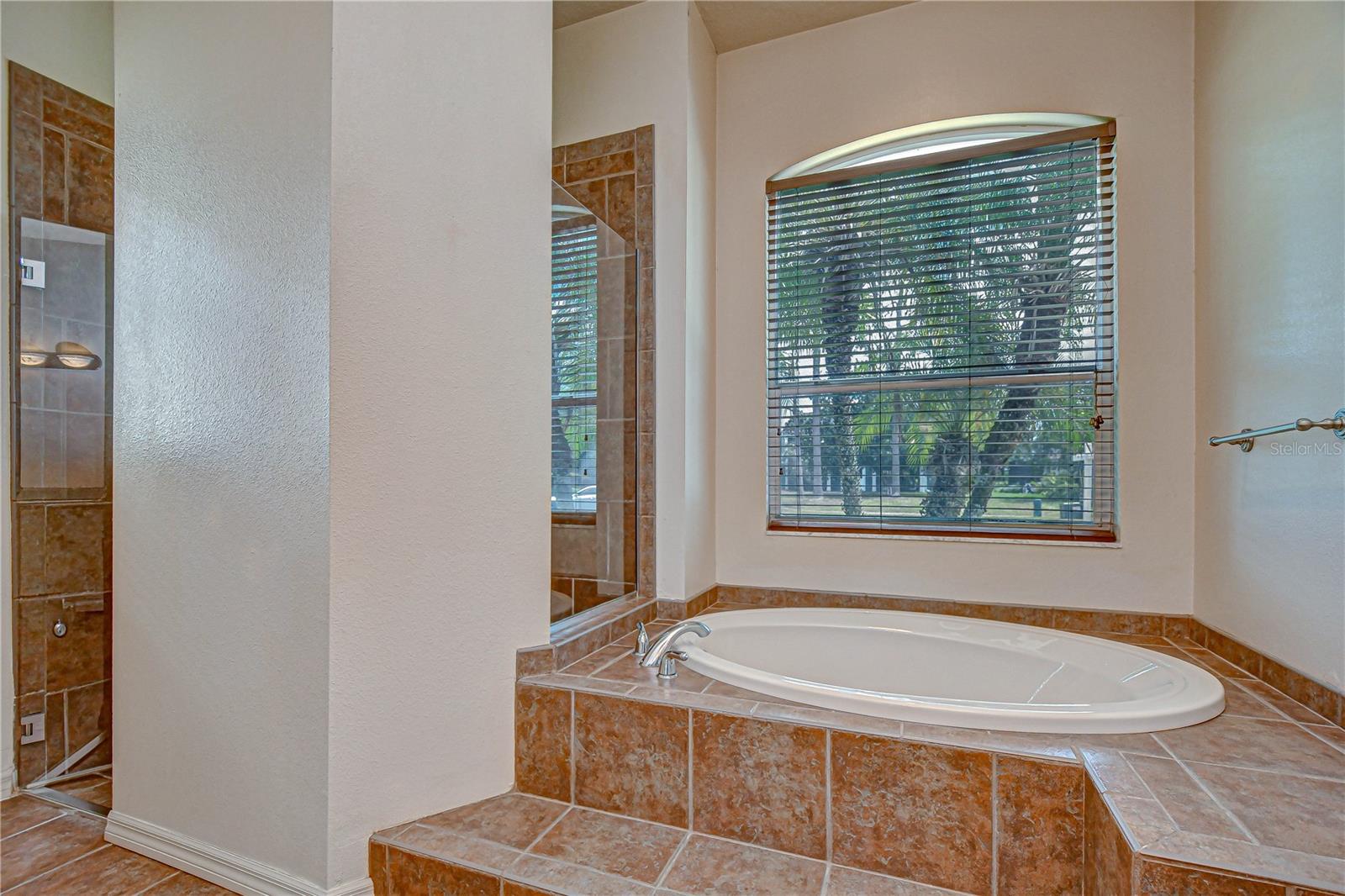 Listing photo id 18 for 4505 Bloomsbury Court