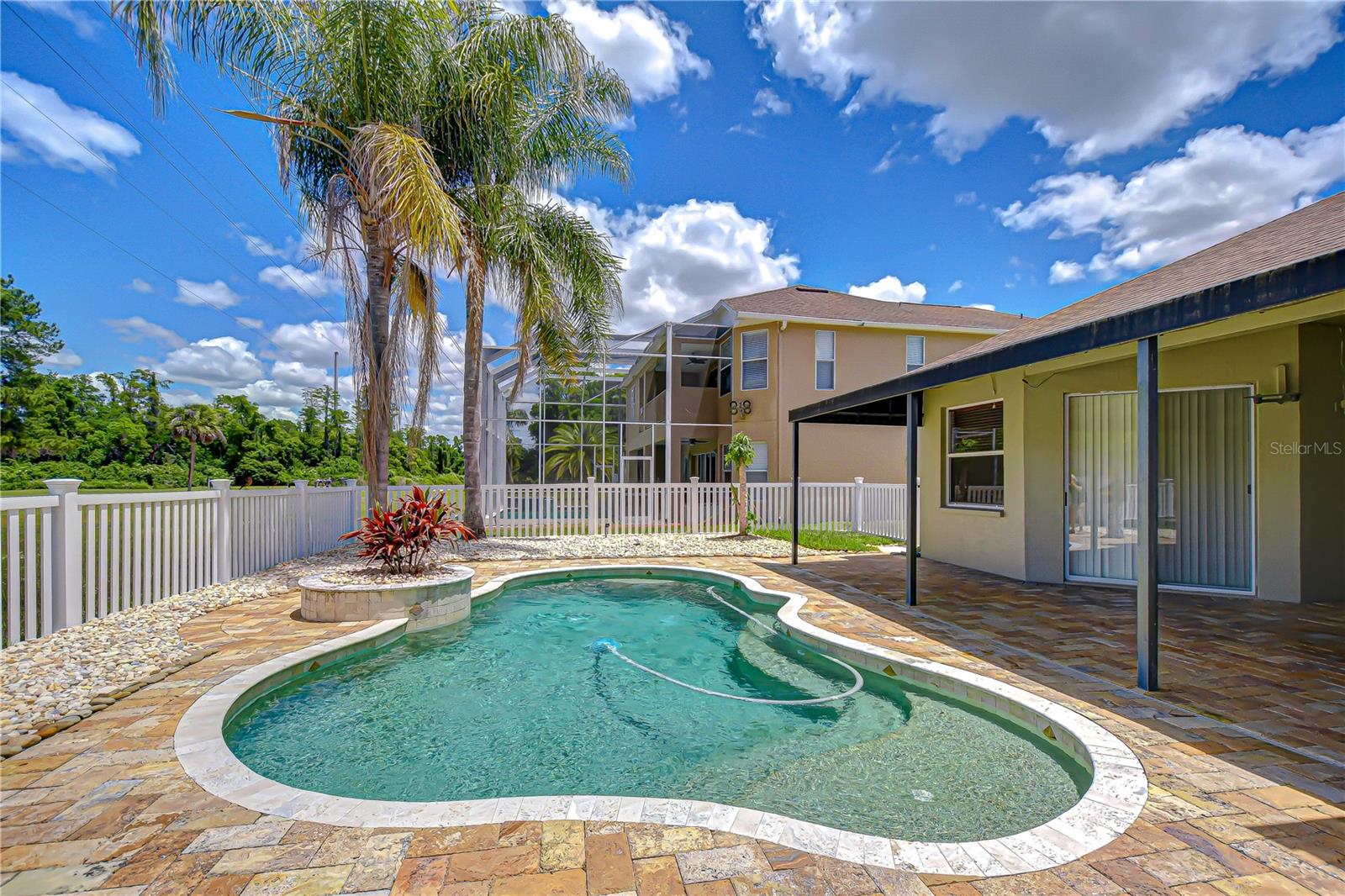 Listing photo id 27 for 4505 Bloomsbury Court