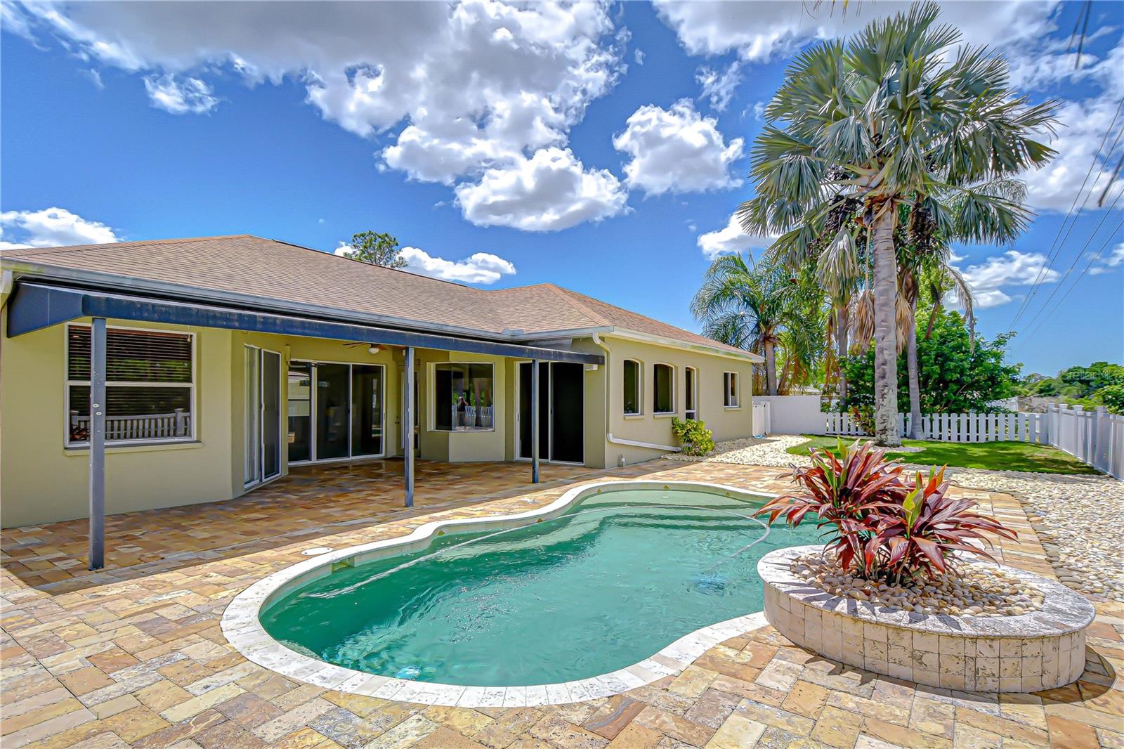 Listing photo id 29 for 4505 Bloomsbury Court