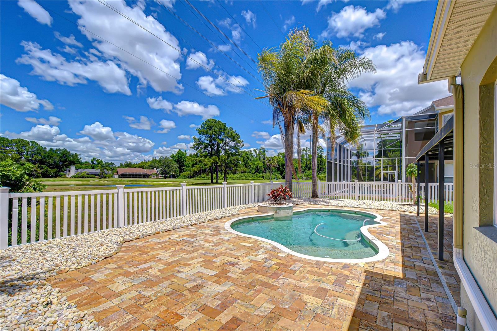 Listing photo id 30 for 4505 Bloomsbury Court