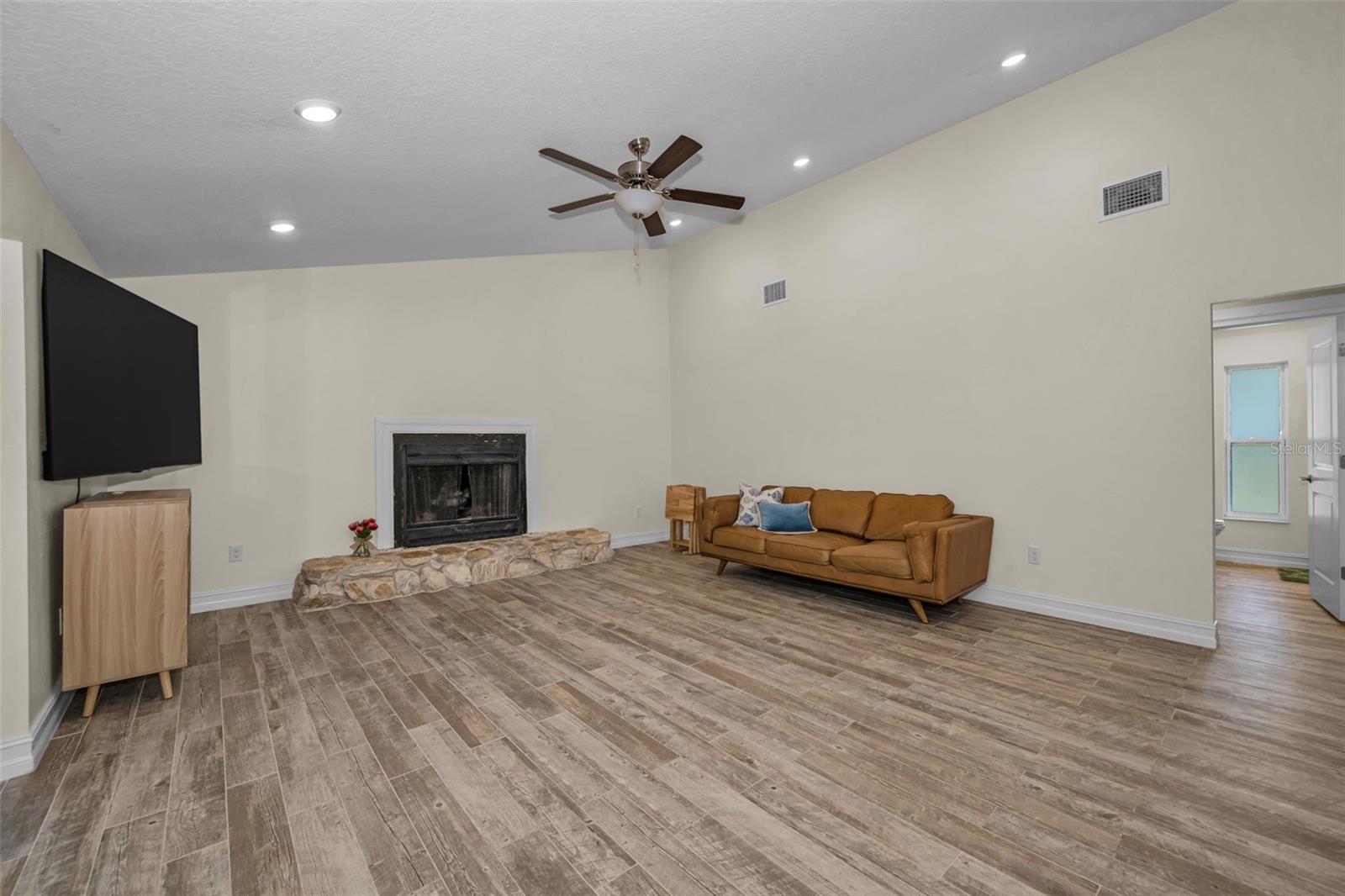 Image 19 of 61 For 21823 Shamu Drive