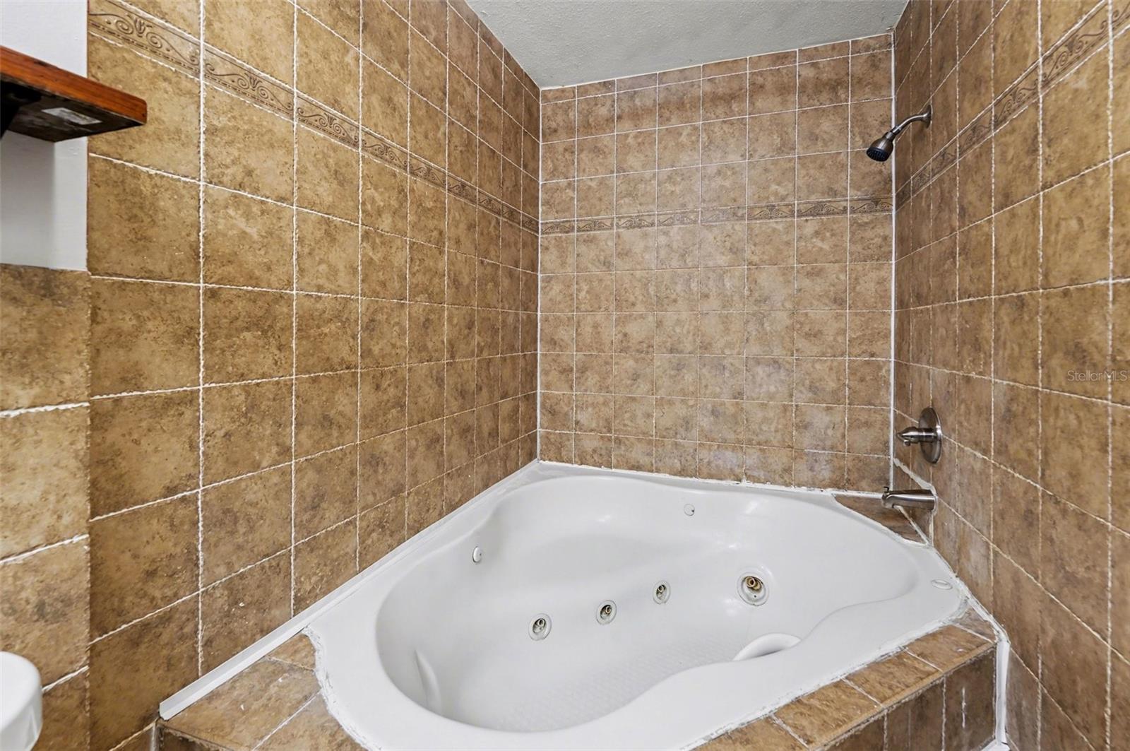 Image 21 of 24 For 6334 Newtown Circle 34b3