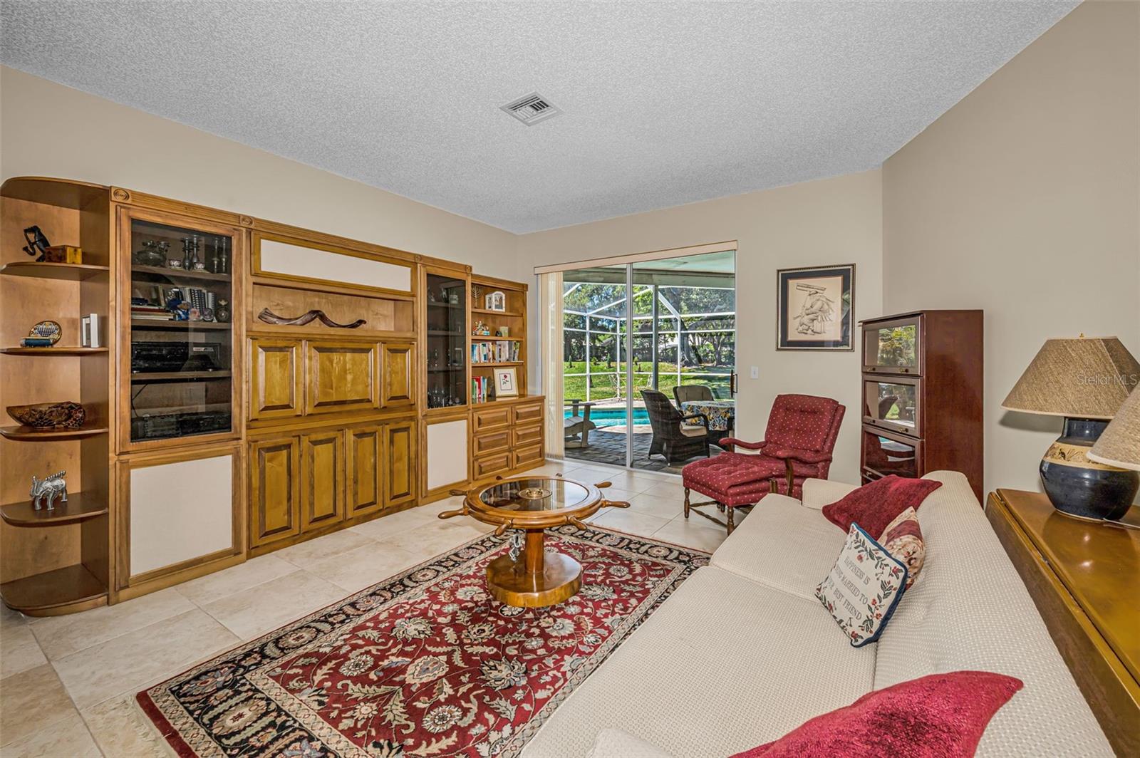 Listing photo id 8 for 2272 Warwick Drive