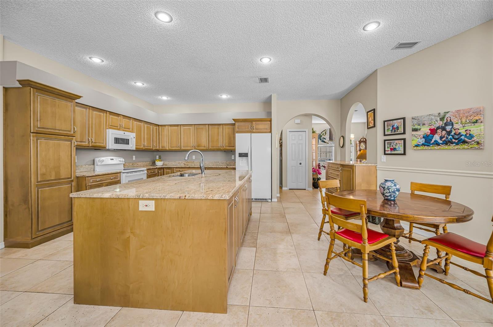 Listing photo id 9 for 2272 Warwick Drive