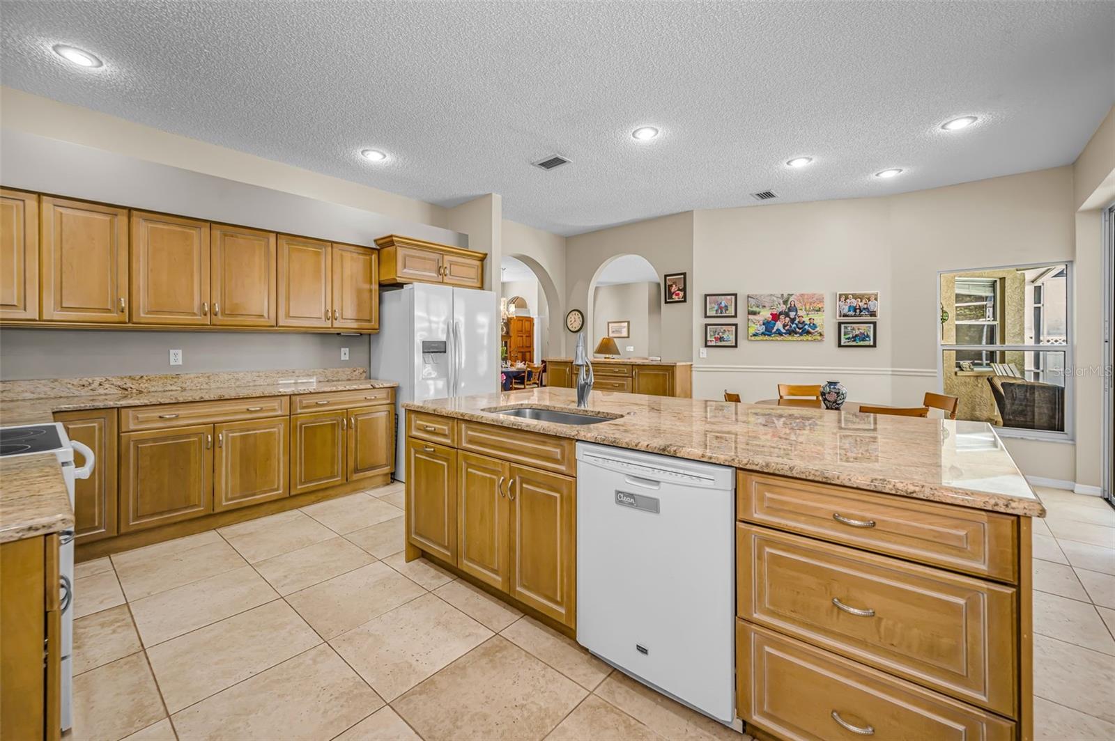 Listing photo id 11 for 2272 Warwick Drive