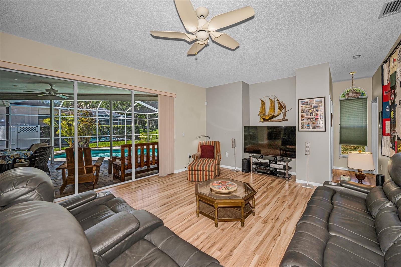 Listing photo id 13 for 2272 Warwick Drive