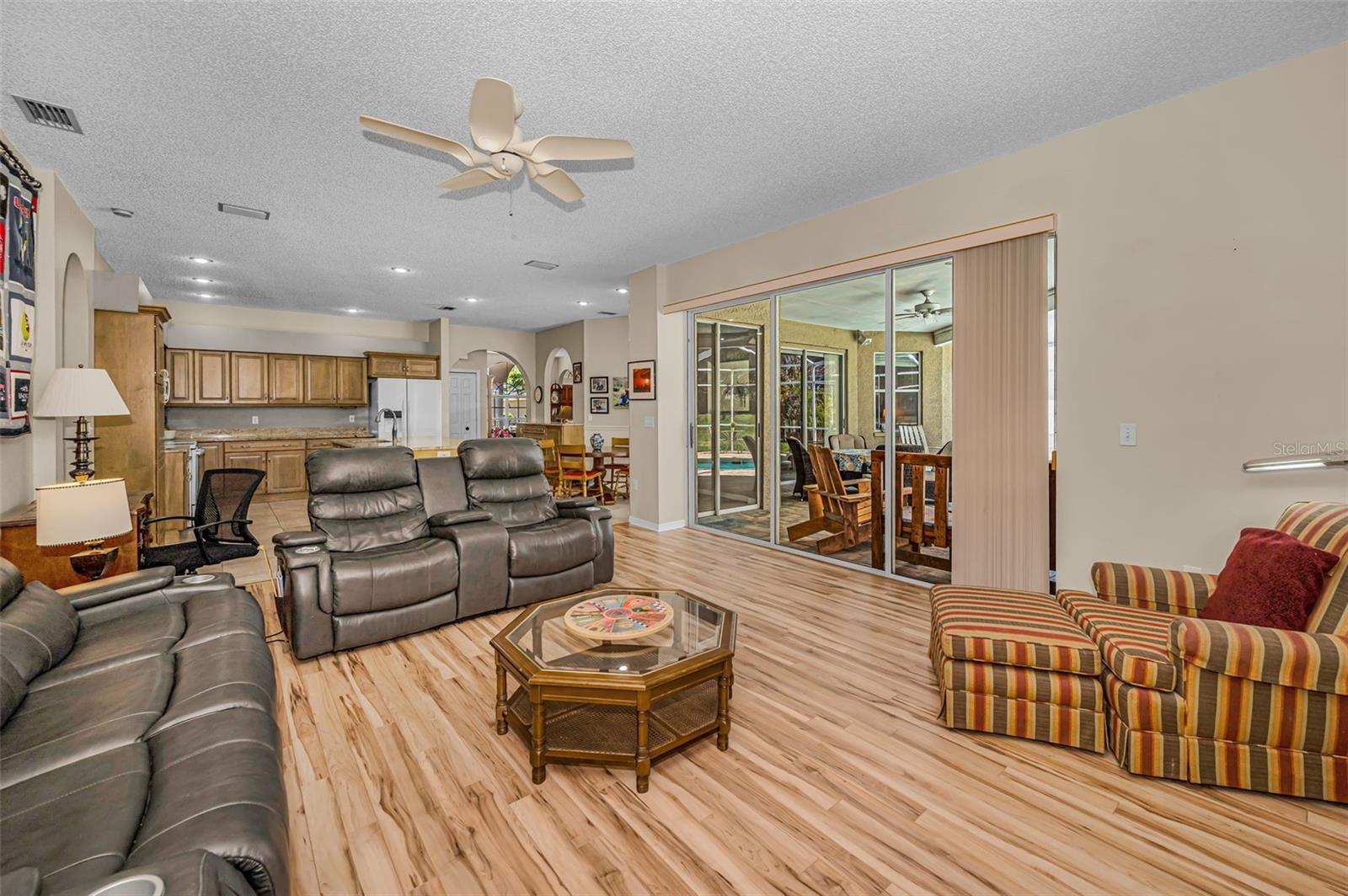Listing photo id 14 for 2272 Warwick Drive