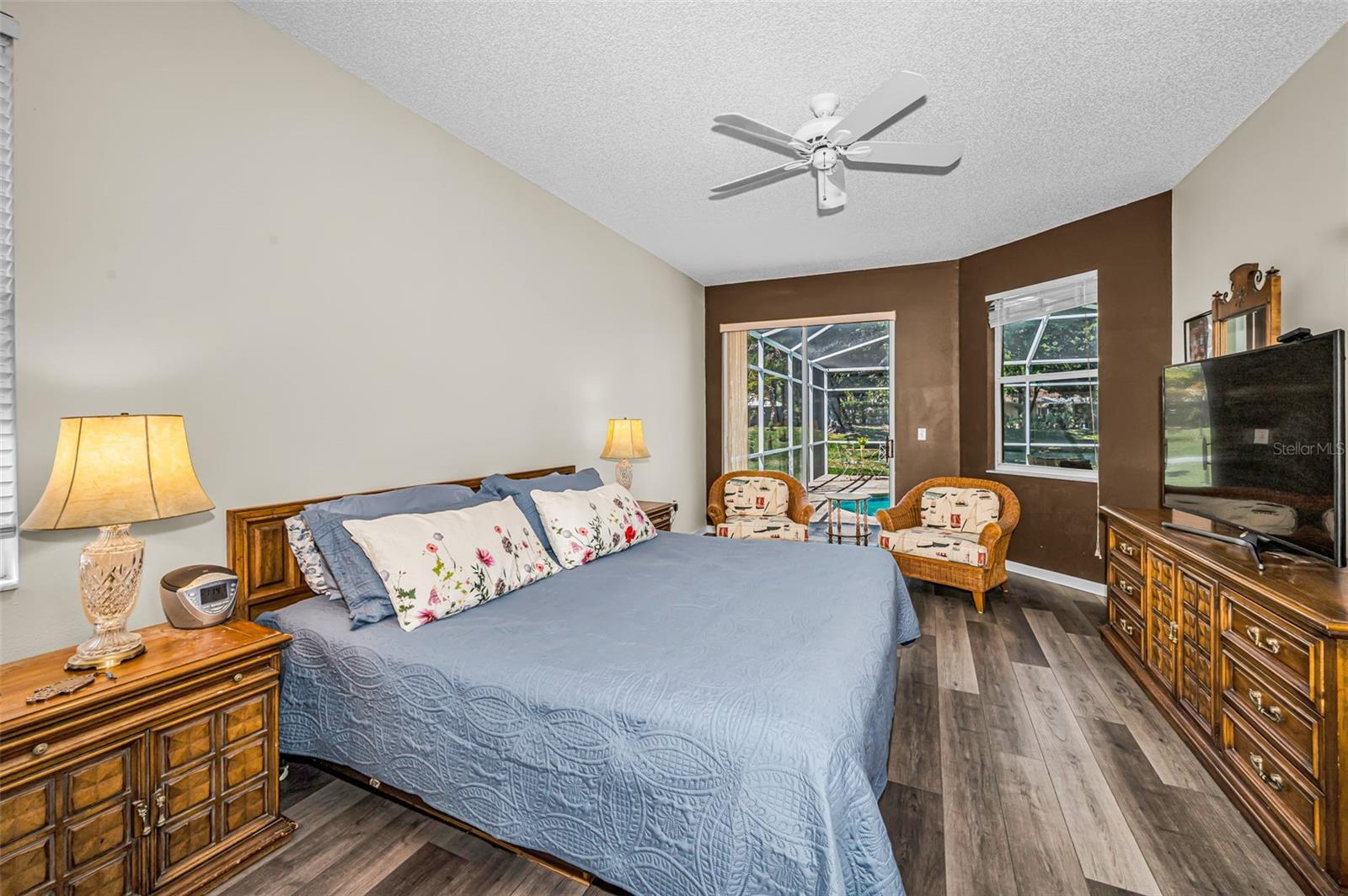 Listing photo id 15 for 2272 Warwick Drive