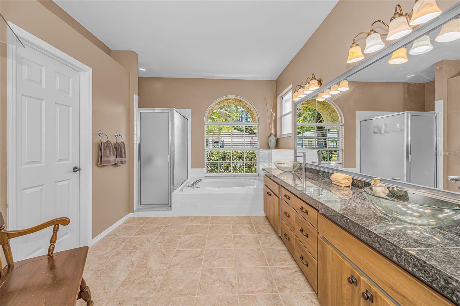 Listing photo id 16 for 2272 Warwick Drive