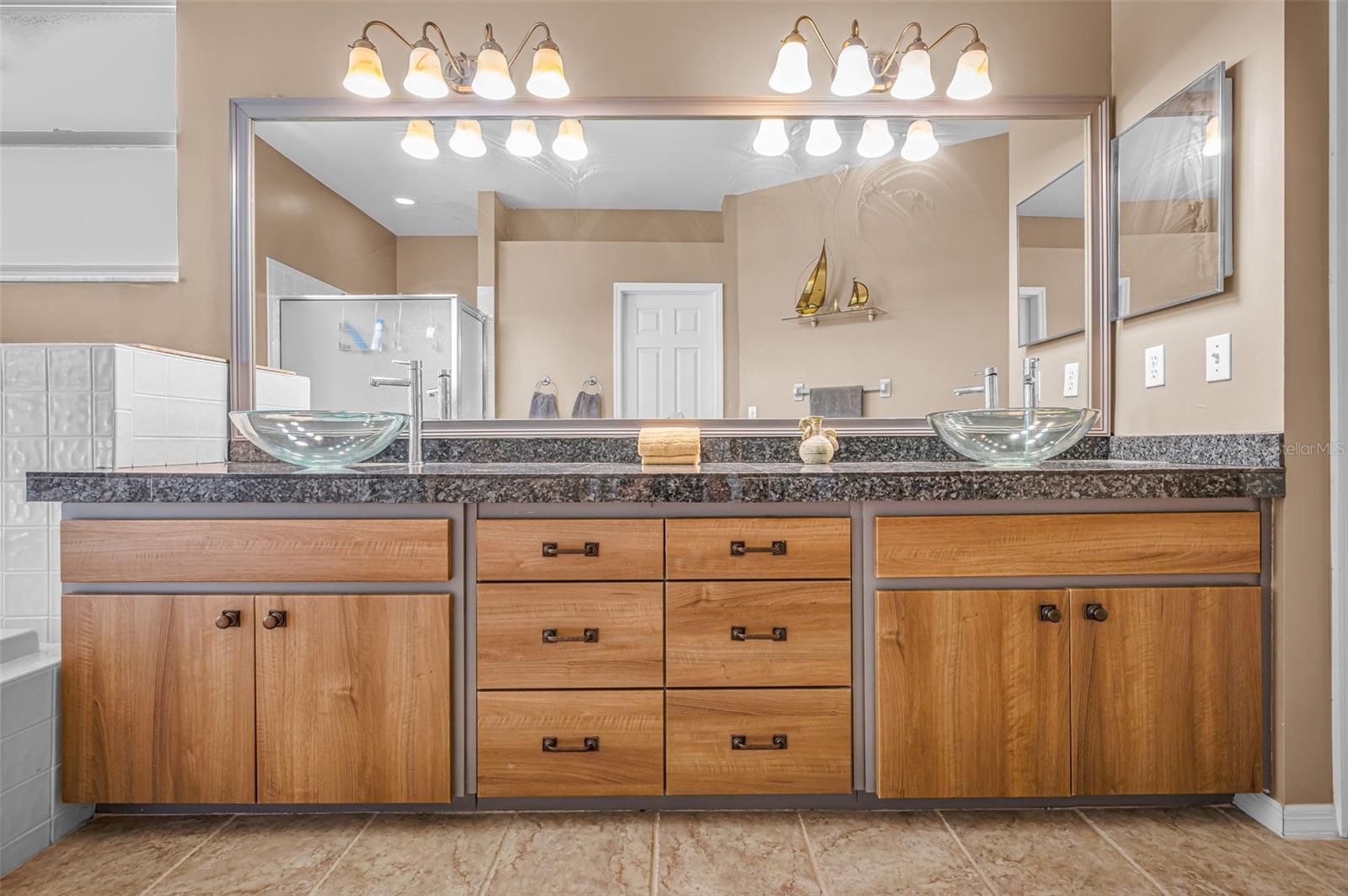 Listing photo id 17 for 2272 Warwick Drive