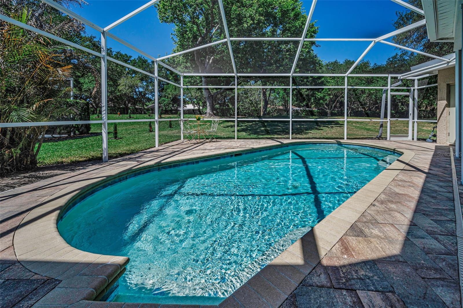 Listing photo id 0 for 2272 Warwick Drive