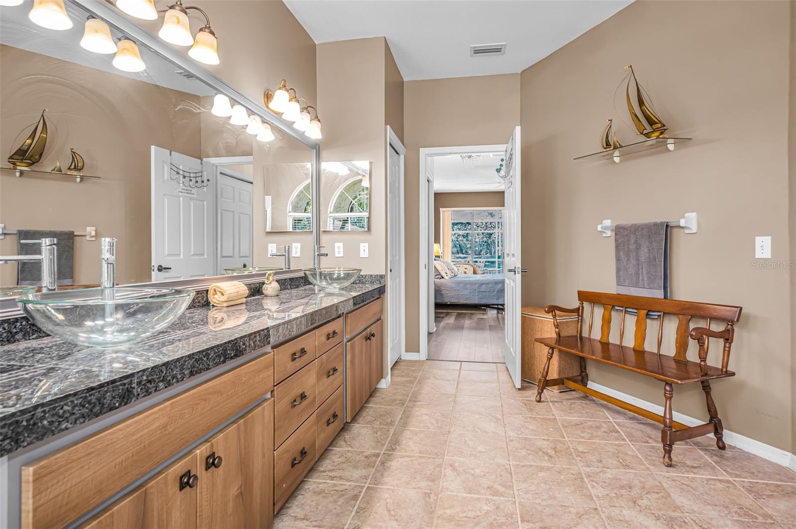 Listing photo id 19 for 2272 Warwick Drive