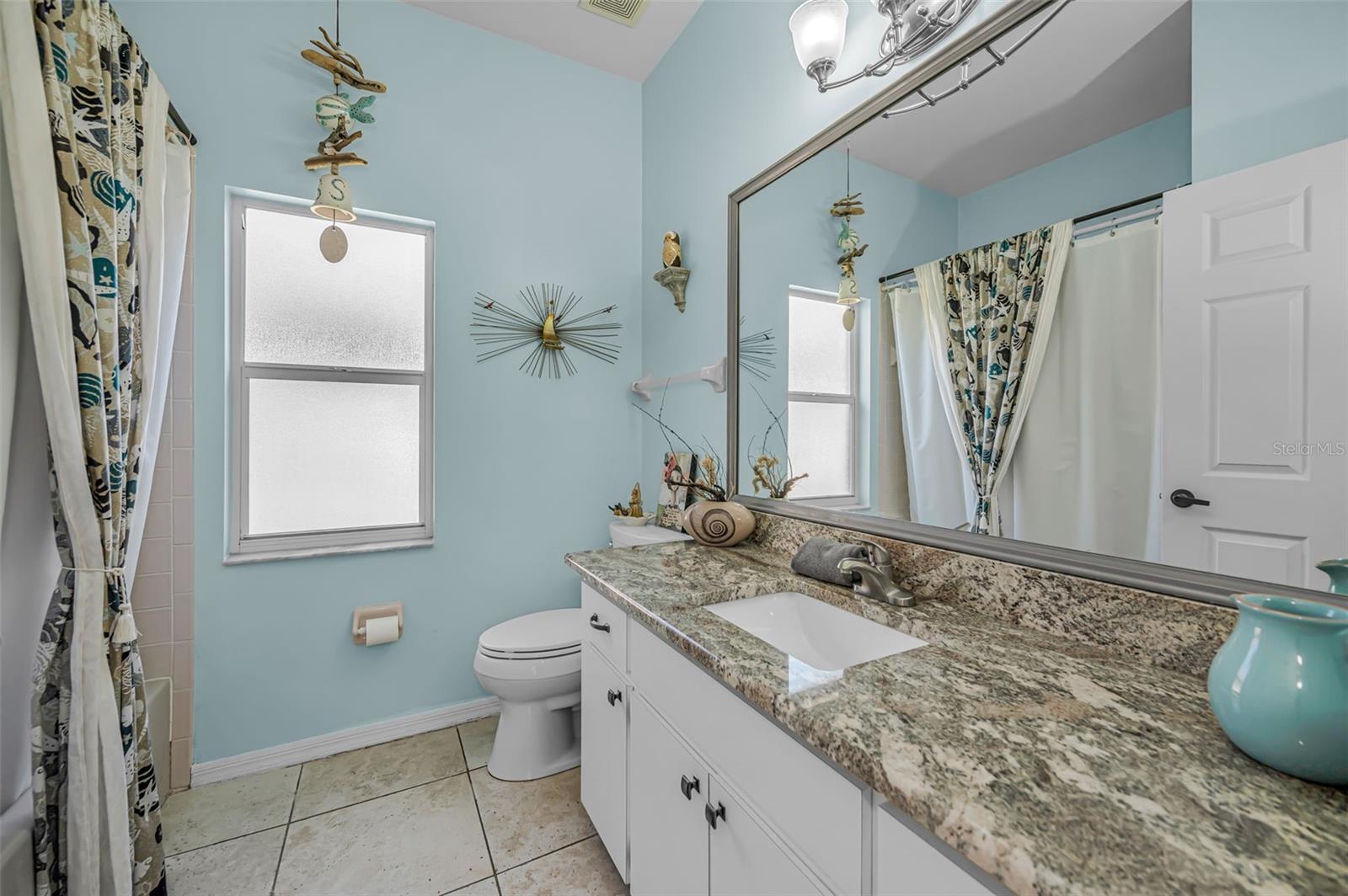 Listing photo id 21 for 2272 Warwick Drive