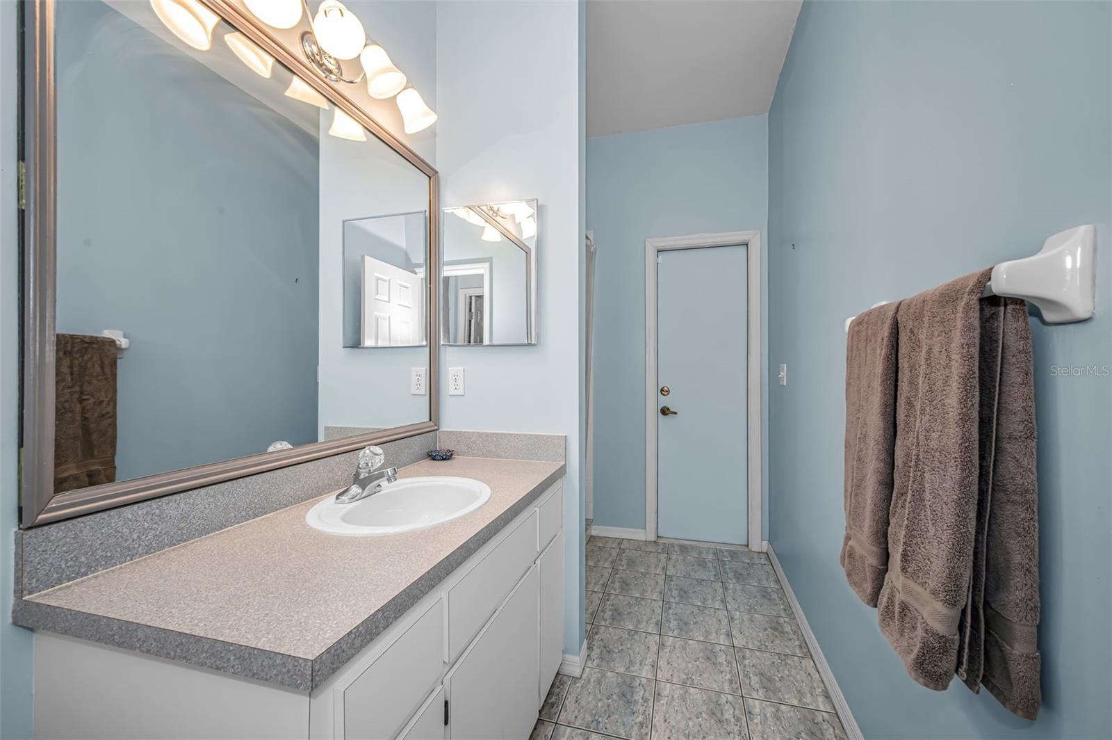 Listing photo id 23 for 2272 Warwick Drive