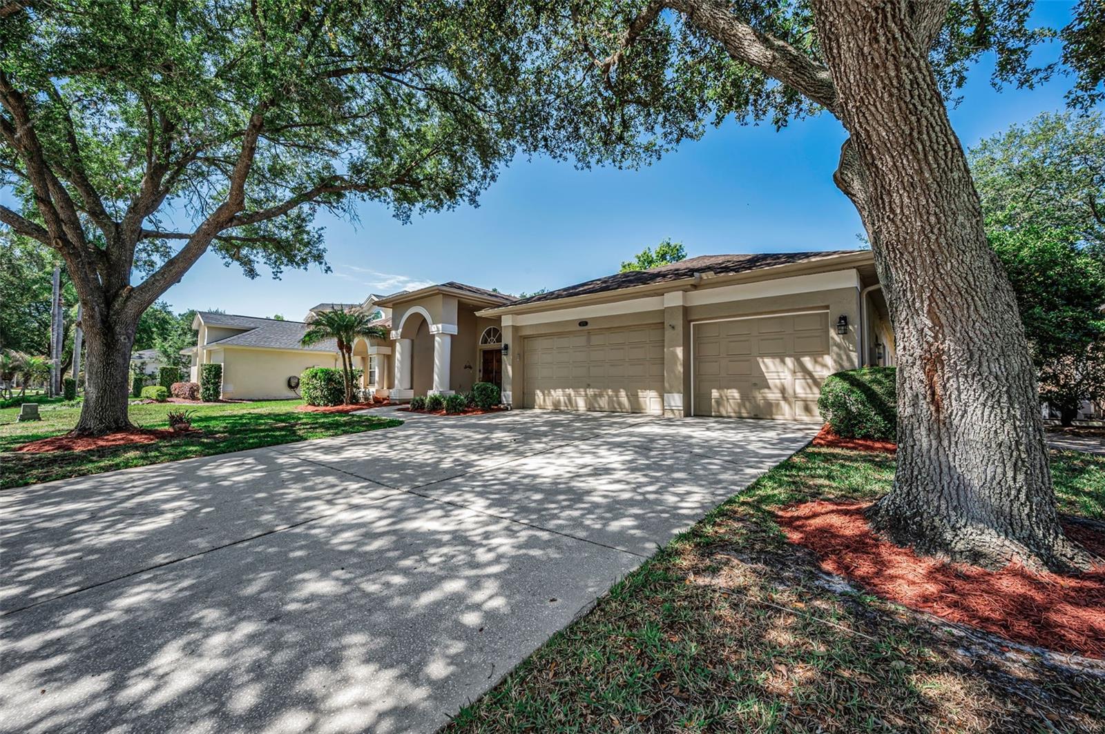 Listing photo id 1 for 2272 Warwick Drive