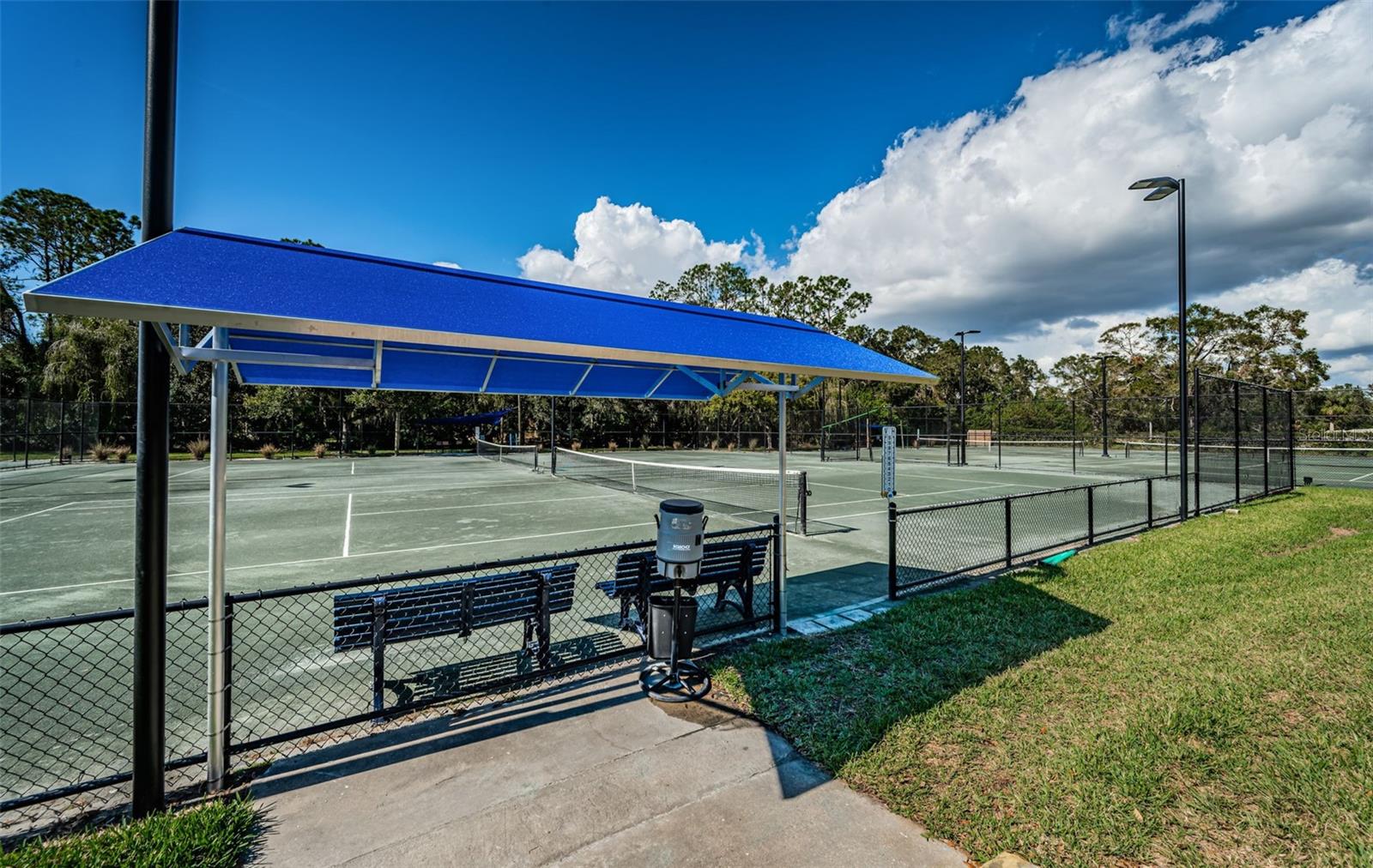 Listing photo id 41 for 2272 Warwick Drive
