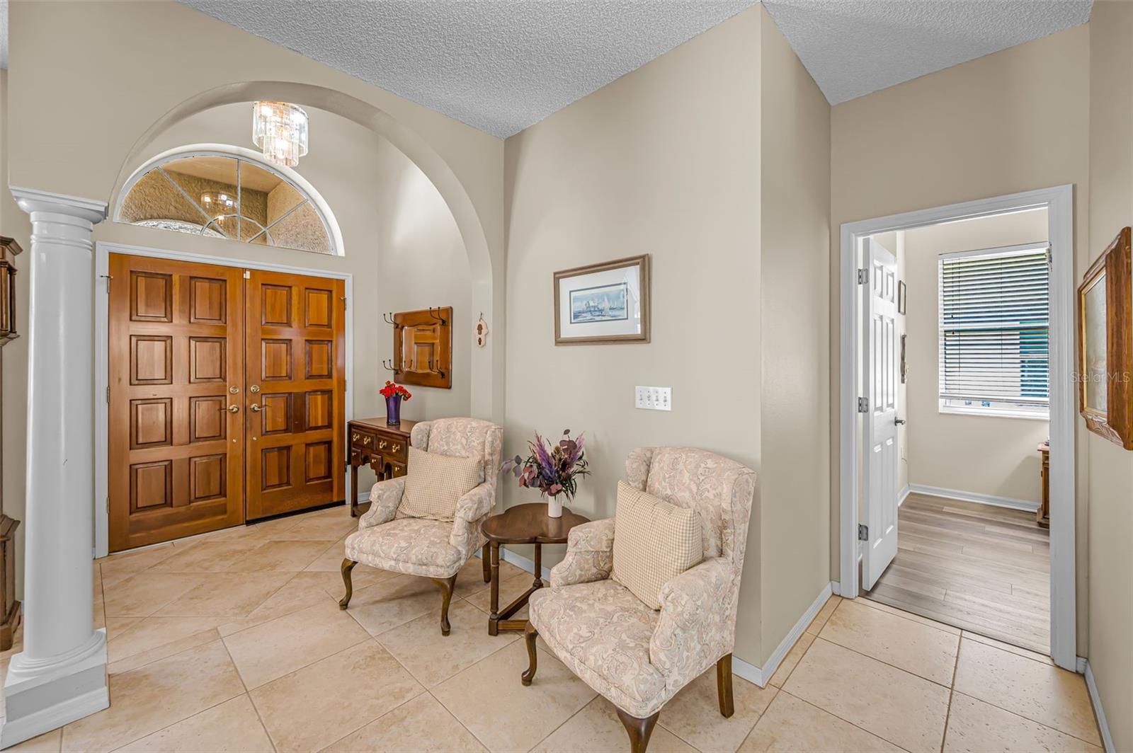 Listing photo id 3 for 2272 Warwick Drive