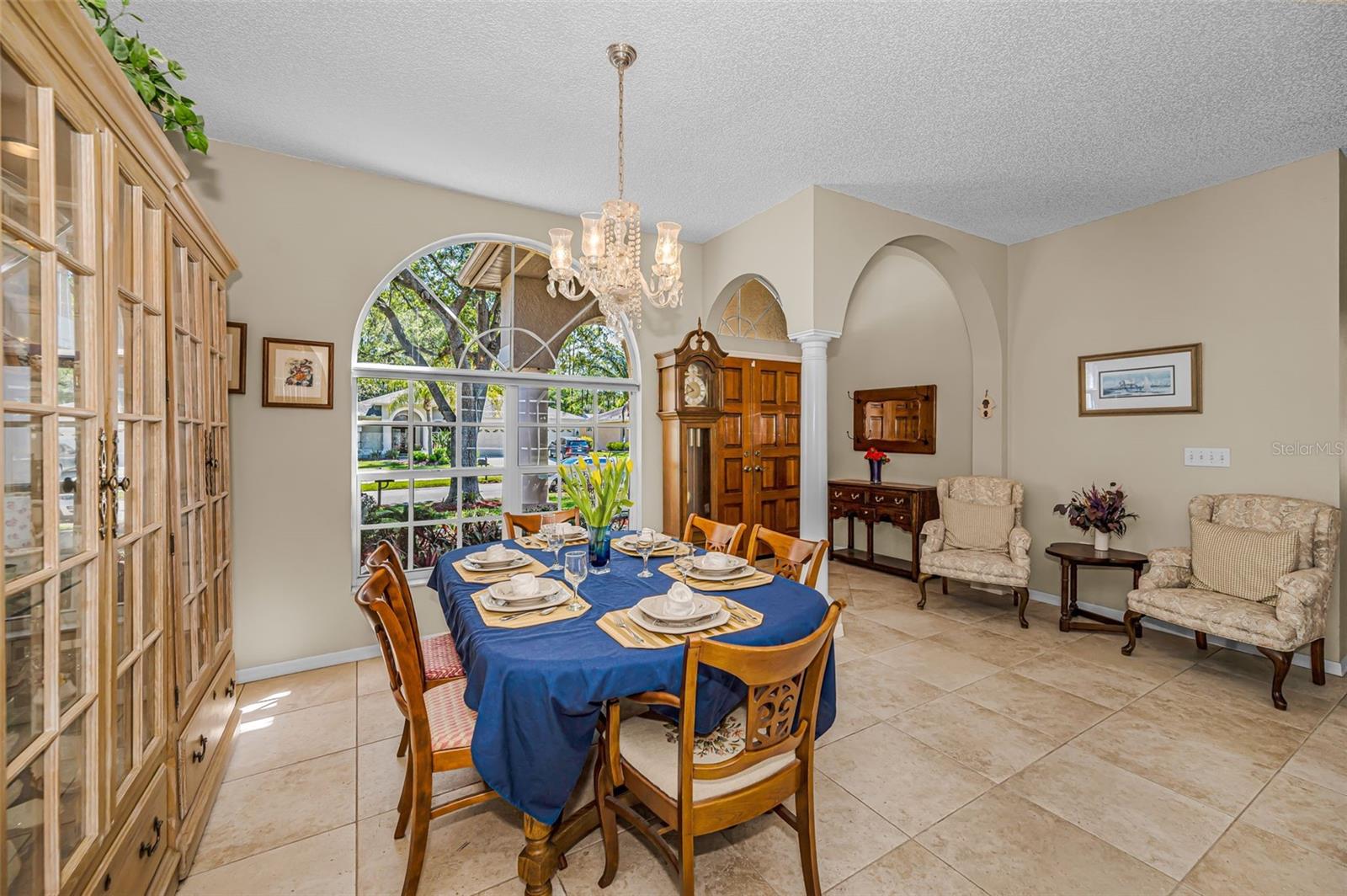 Listing photo id 4 for 2272 Warwick Drive