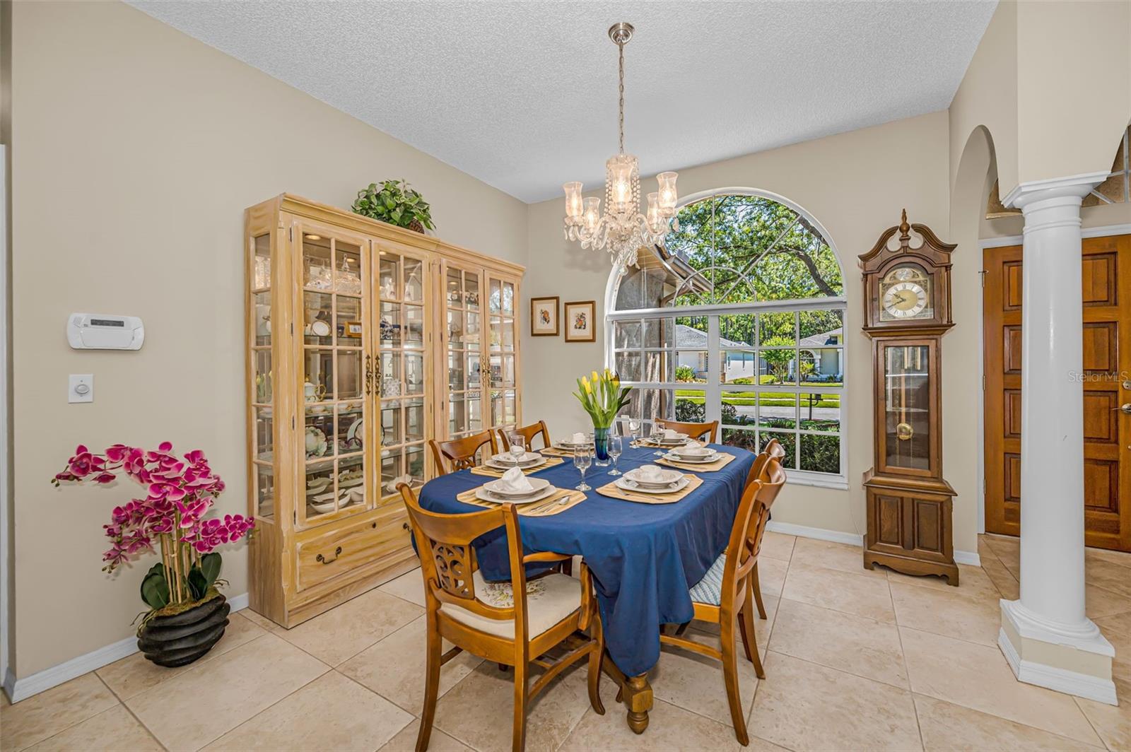 Listing photo id 5 for 2272 Warwick Drive