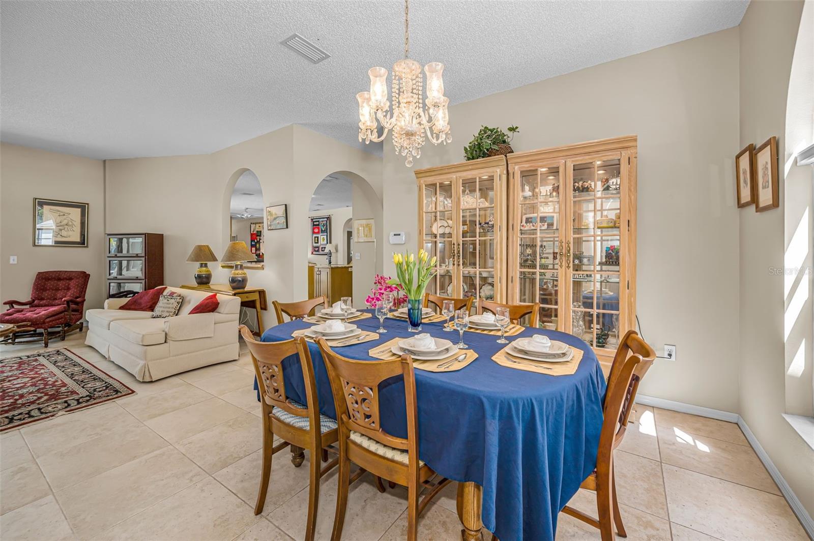 Listing photo id 6 for 2272 Warwick Drive