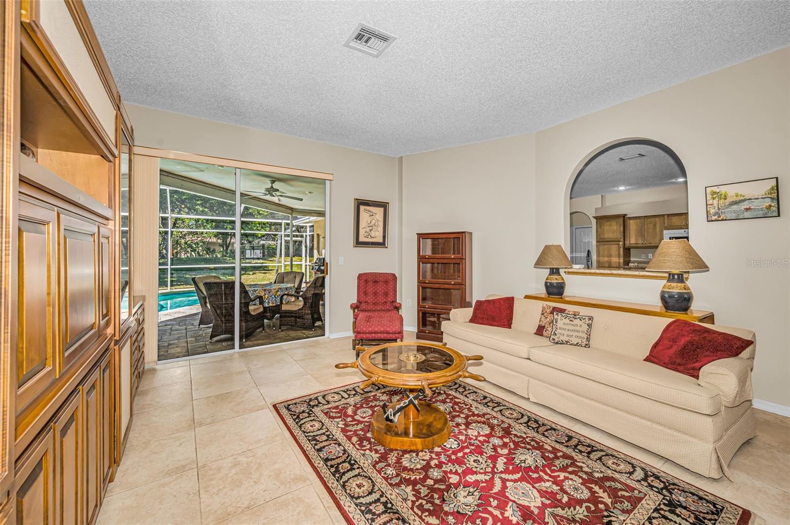 Listing photo id 7 for 2272 Warwick Drive