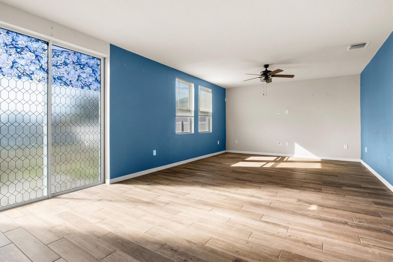 Image 10 of 26 For 884 Cambridge Drive