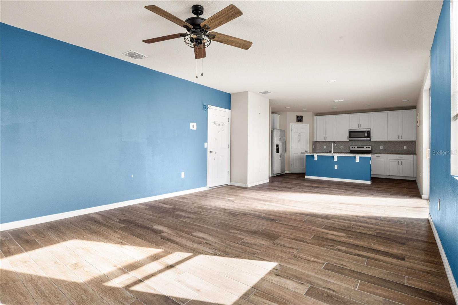 Image 11 of 26 For 884 Cambridge Drive