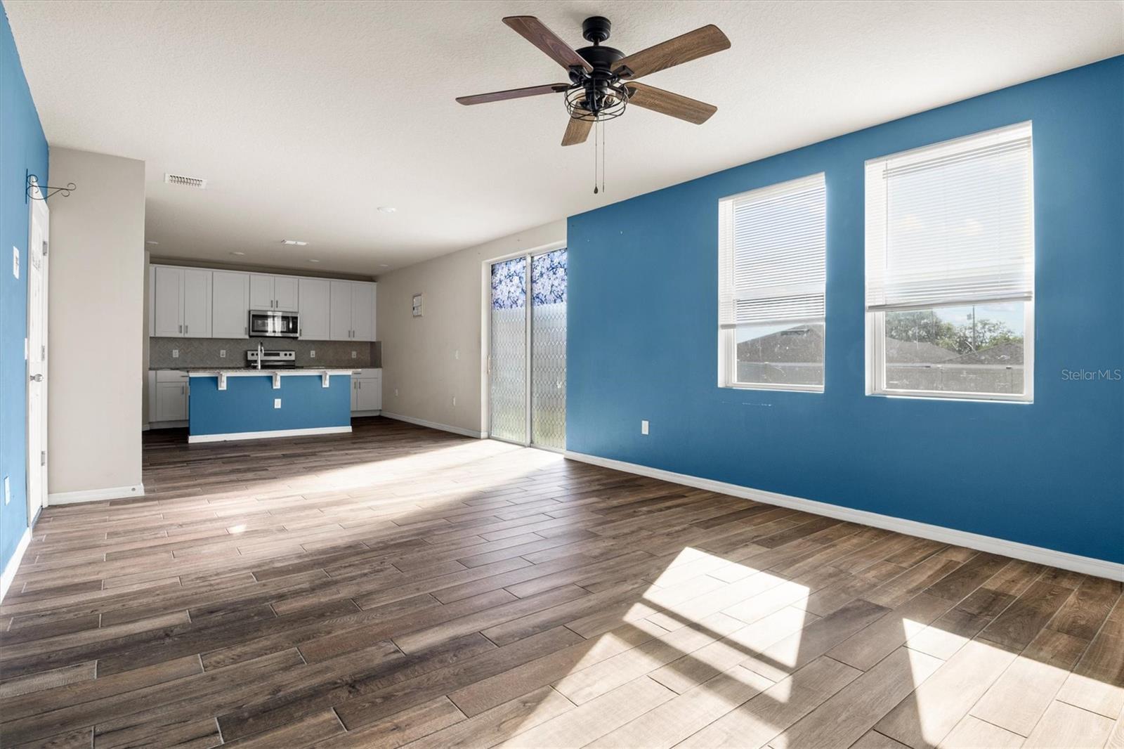 Image 12 of 26 For 884 Cambridge Drive