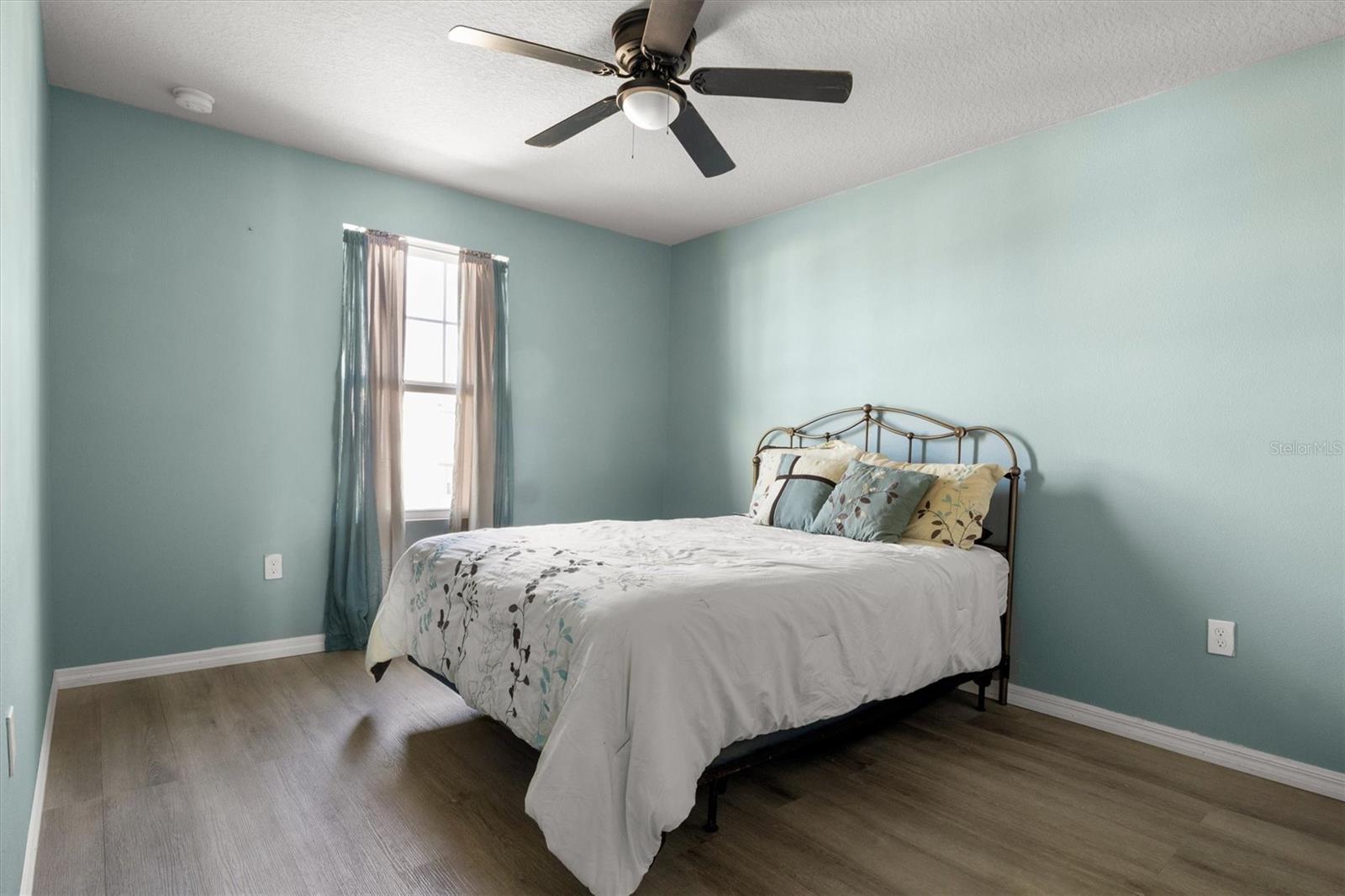 Image 18 of 26 For 884 Cambridge Drive