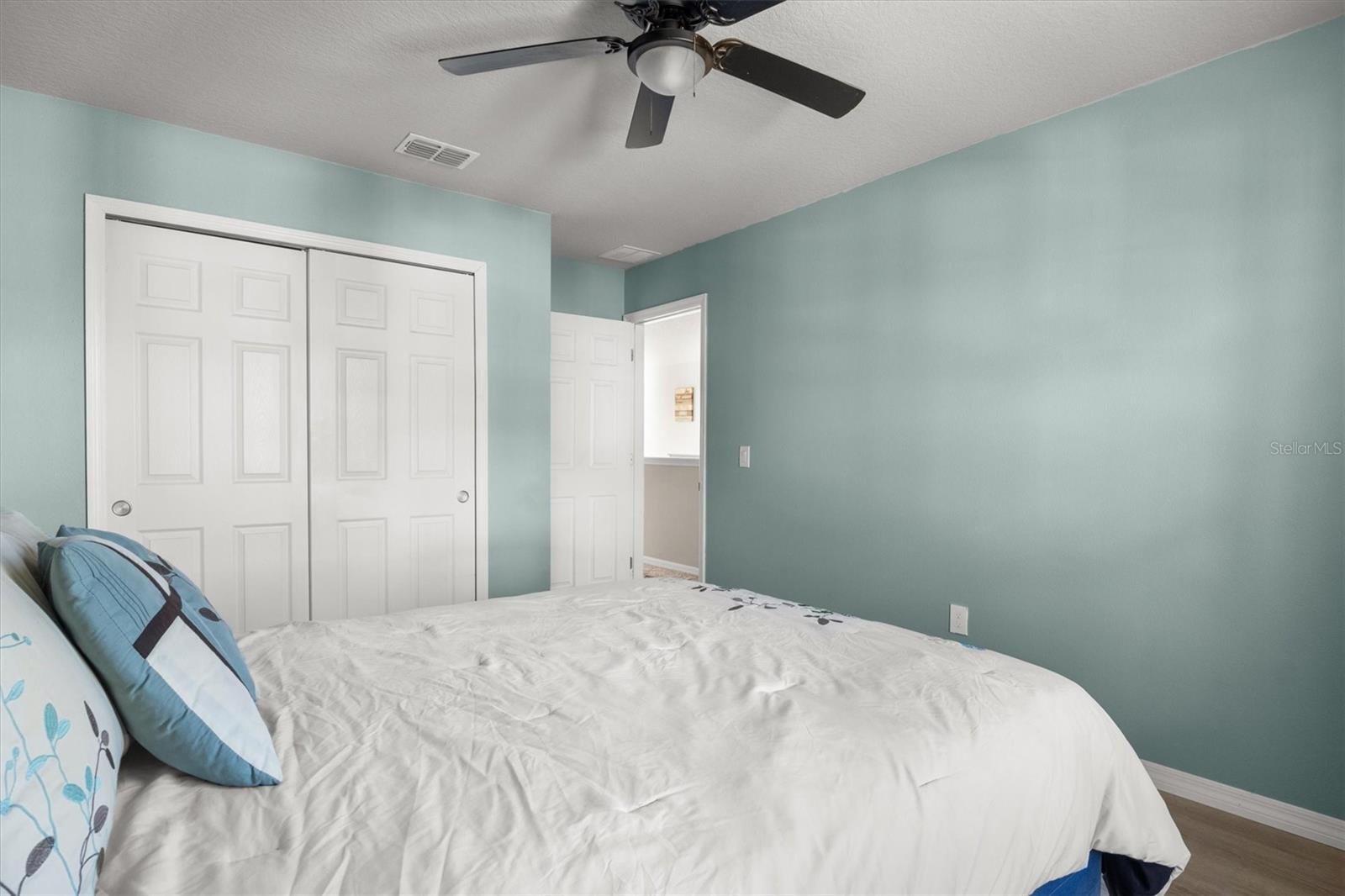 Image 19 of 26 For 884 Cambridge Drive