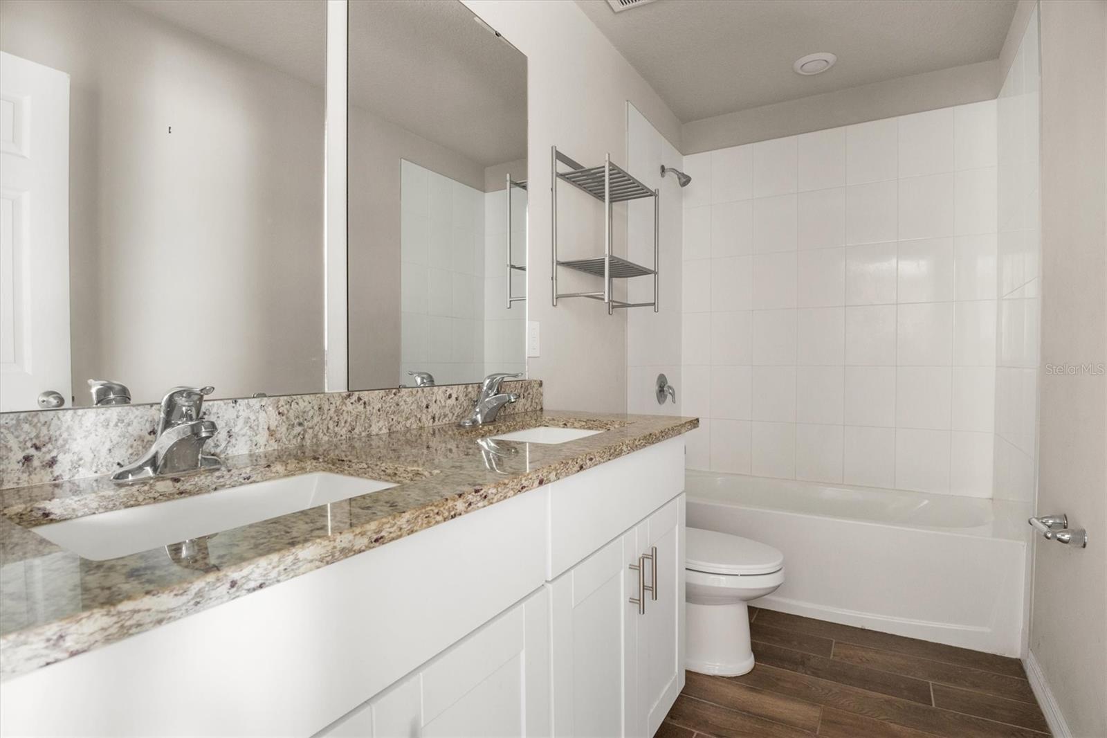 Image 20 of 26 For 884 Cambridge Drive