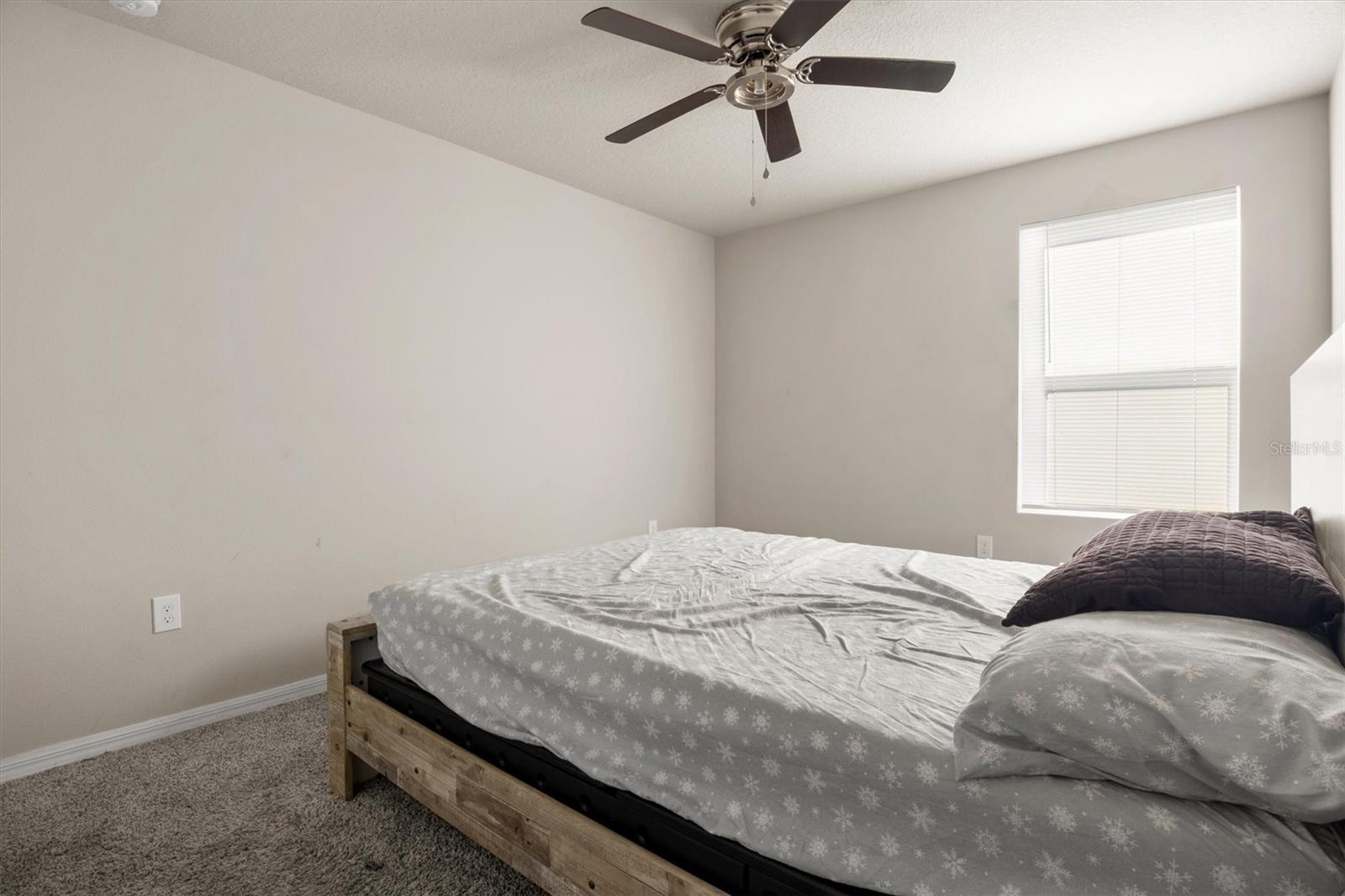 Image 21 of 26 For 884 Cambridge Drive