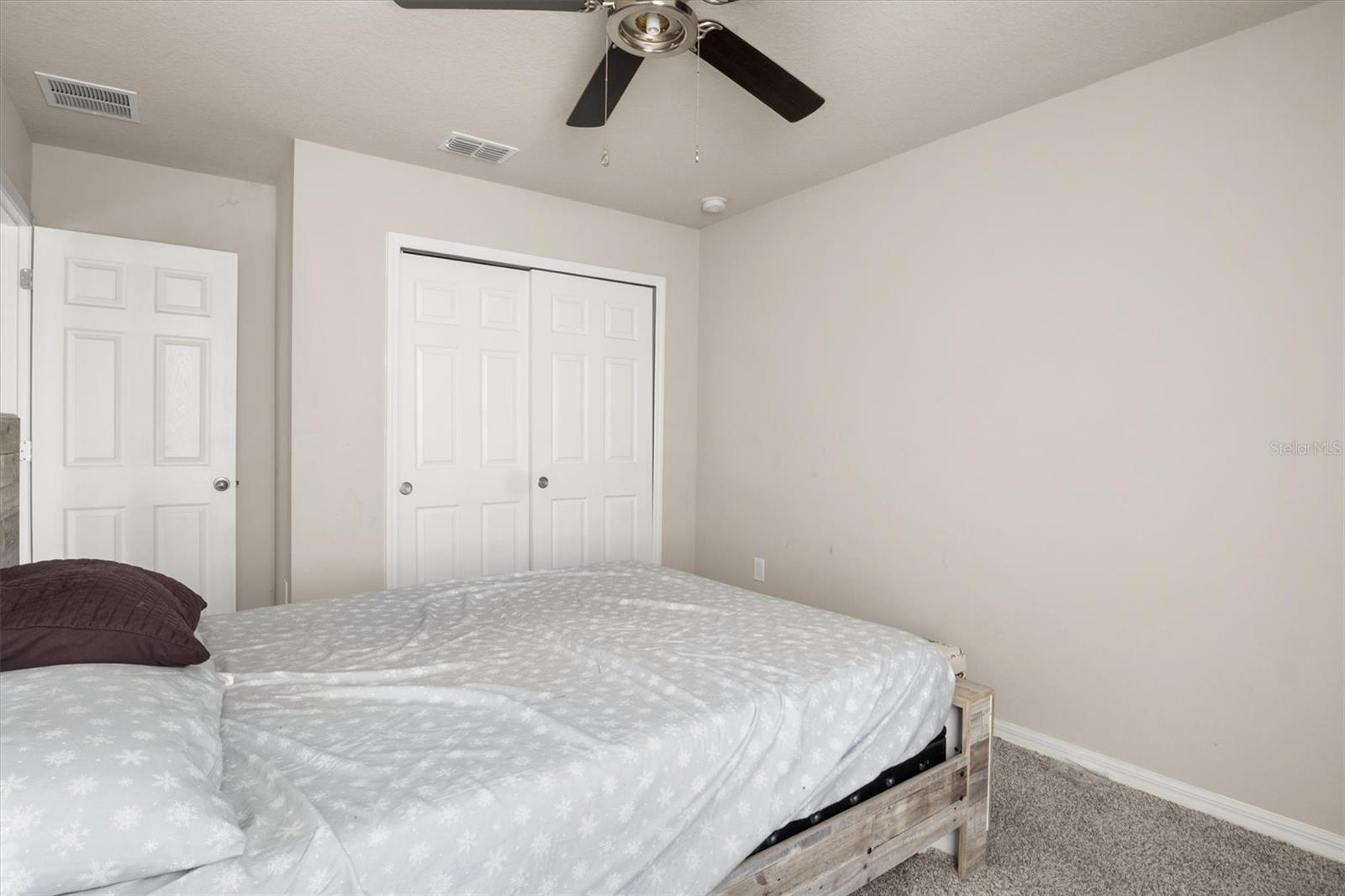 Image 22 of 26 For 884 Cambridge Drive