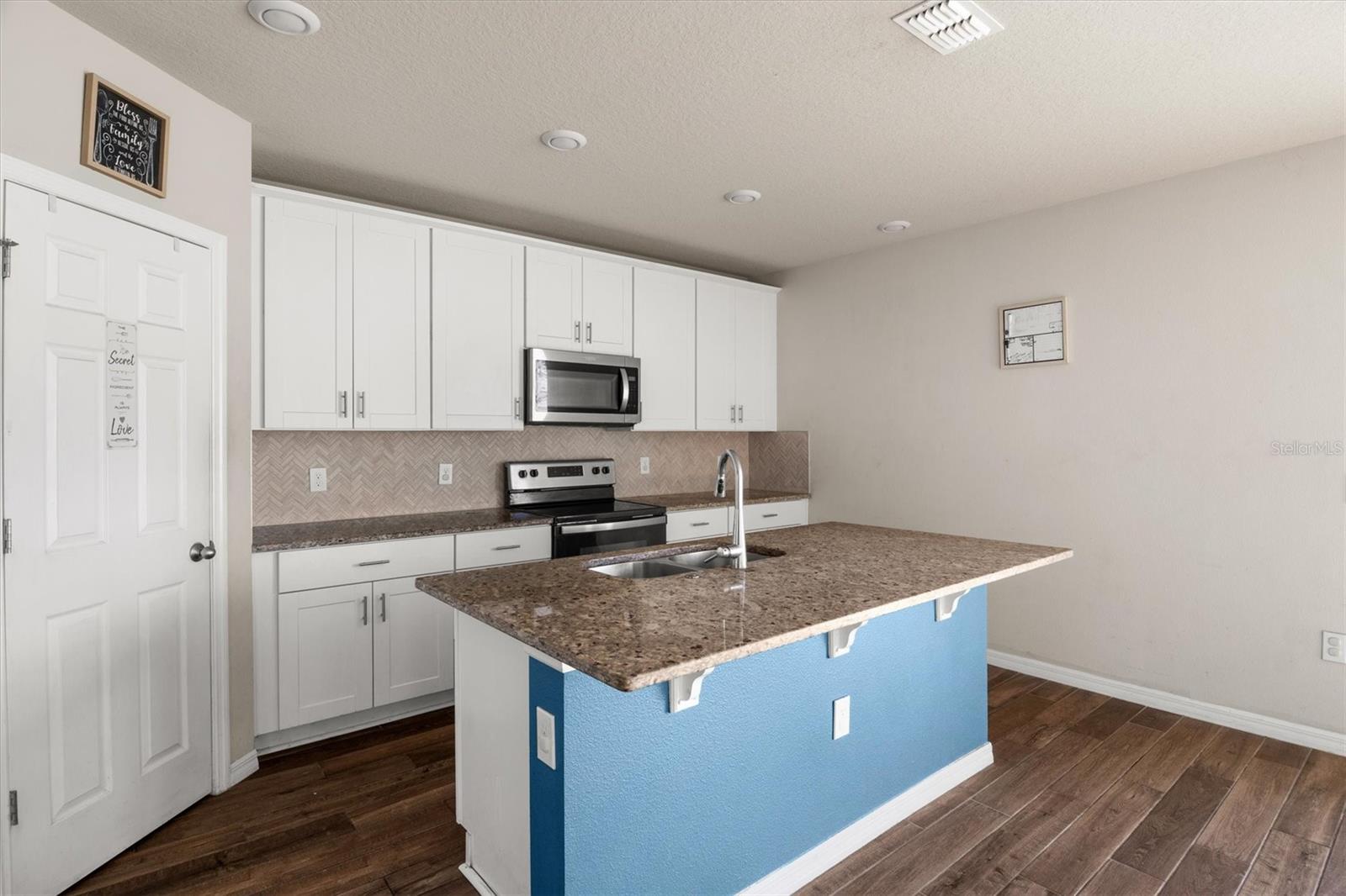 Image 3 of 26 For 884 Cambridge Drive