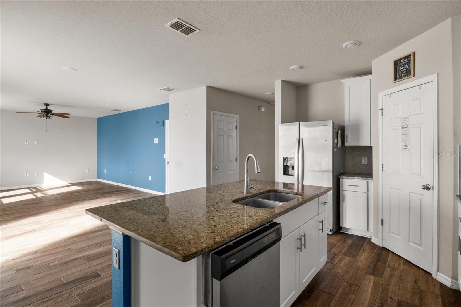 Image 6 of 26 For 884 Cambridge Drive